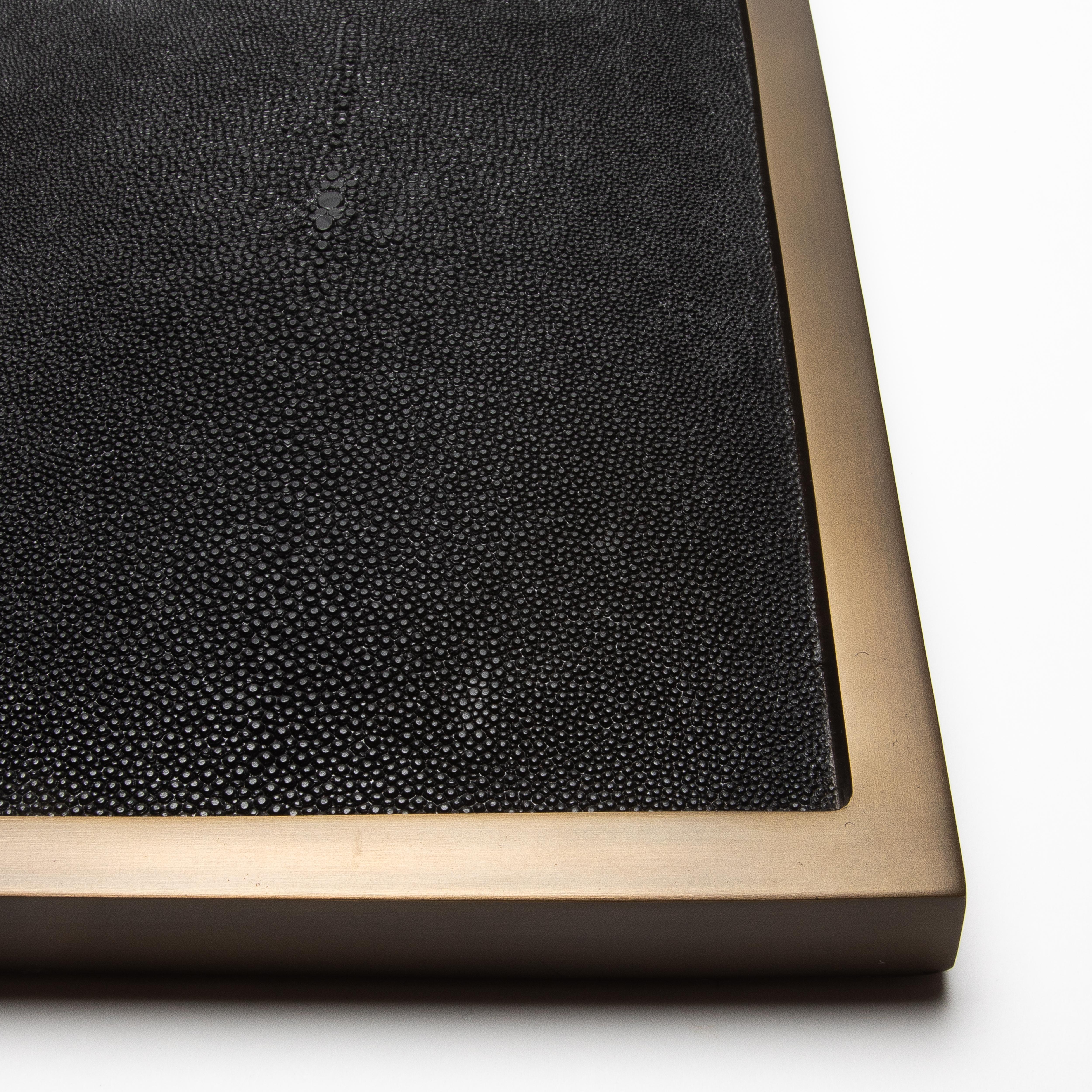 Très grand plateau rectangulaire en galuchat et laiton patiné bronze par Kifu Paris en vente 1