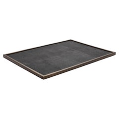 Bandeja rectangular extragrande de piel de zapa y latón patinado bronce by Kifu Paris
