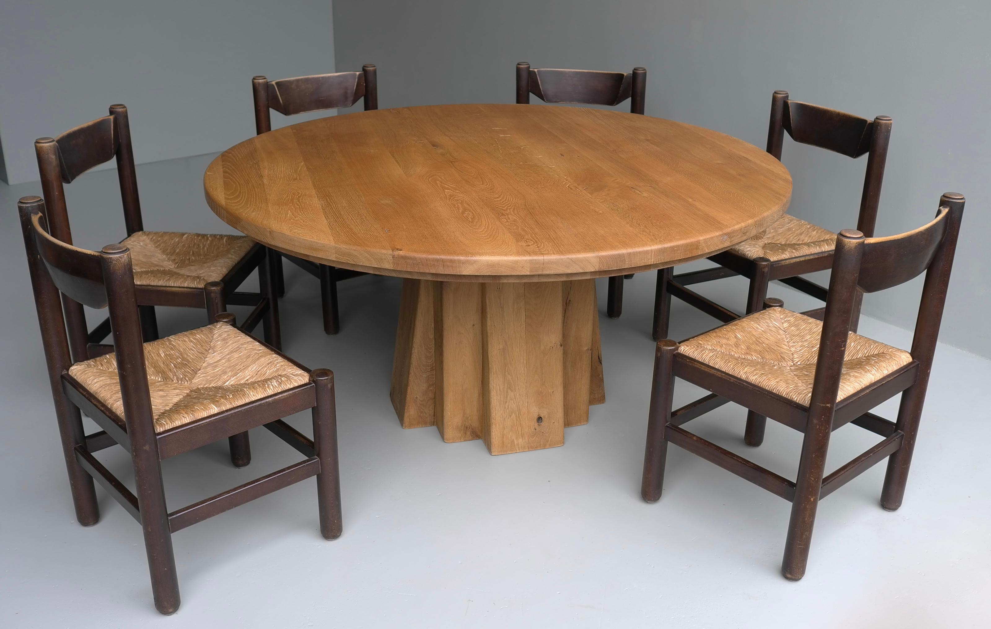 Extra Large Round Oak Sculptural Dining Table with Six Wooden and Rush Chairs In Good Condition In Den Haag, NL
