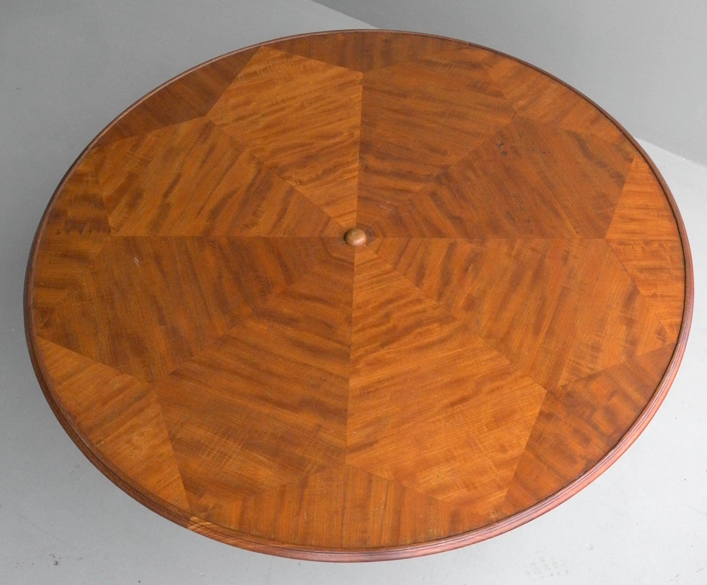 Art déco Grande table à manger ronde sculpturale en bois Art Déco de H.Pander & Zonen en vente