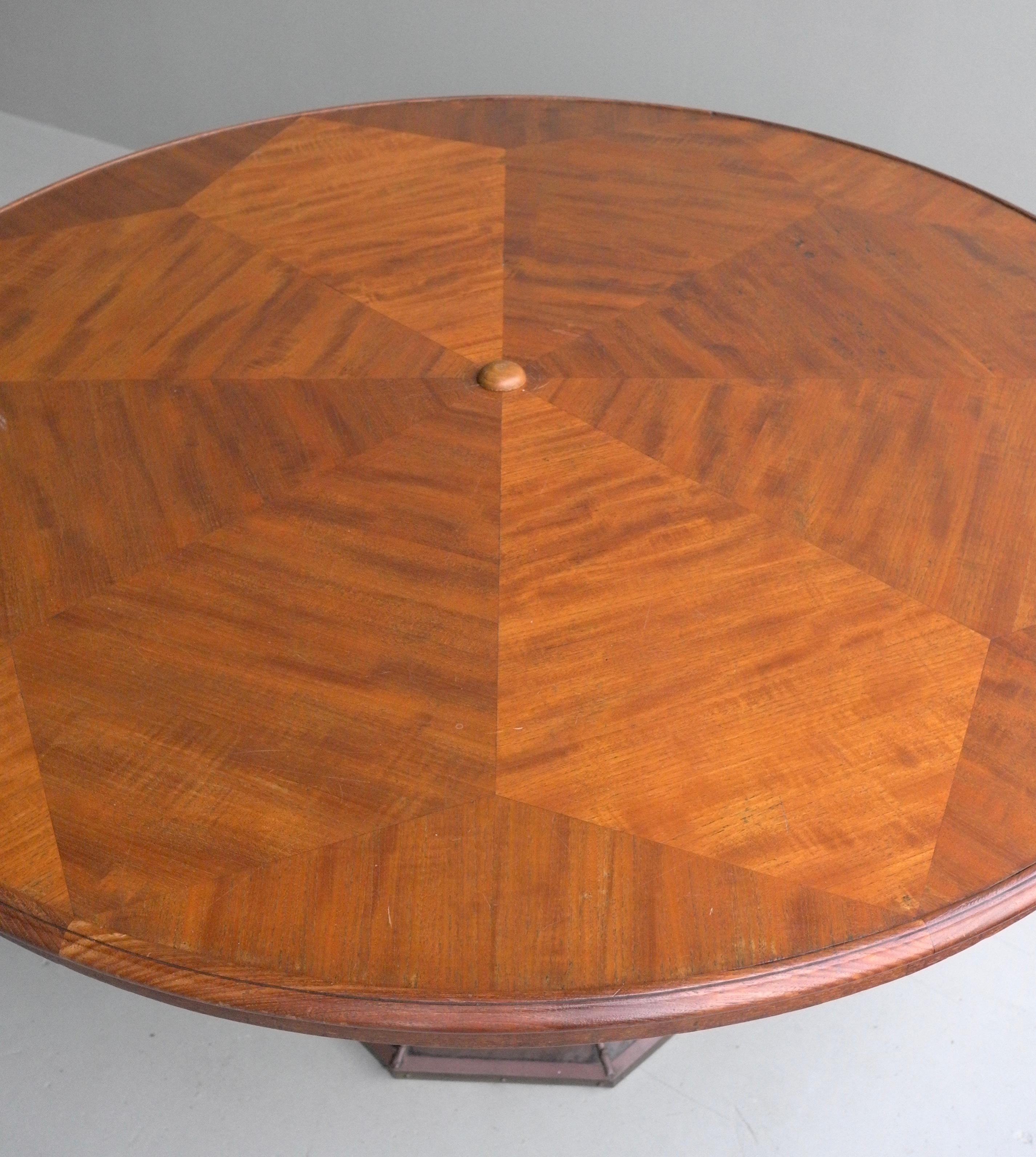 Néerlandais Grande table à manger ronde sculpturale en bois Art Déco de H.Pander & Zonen en vente