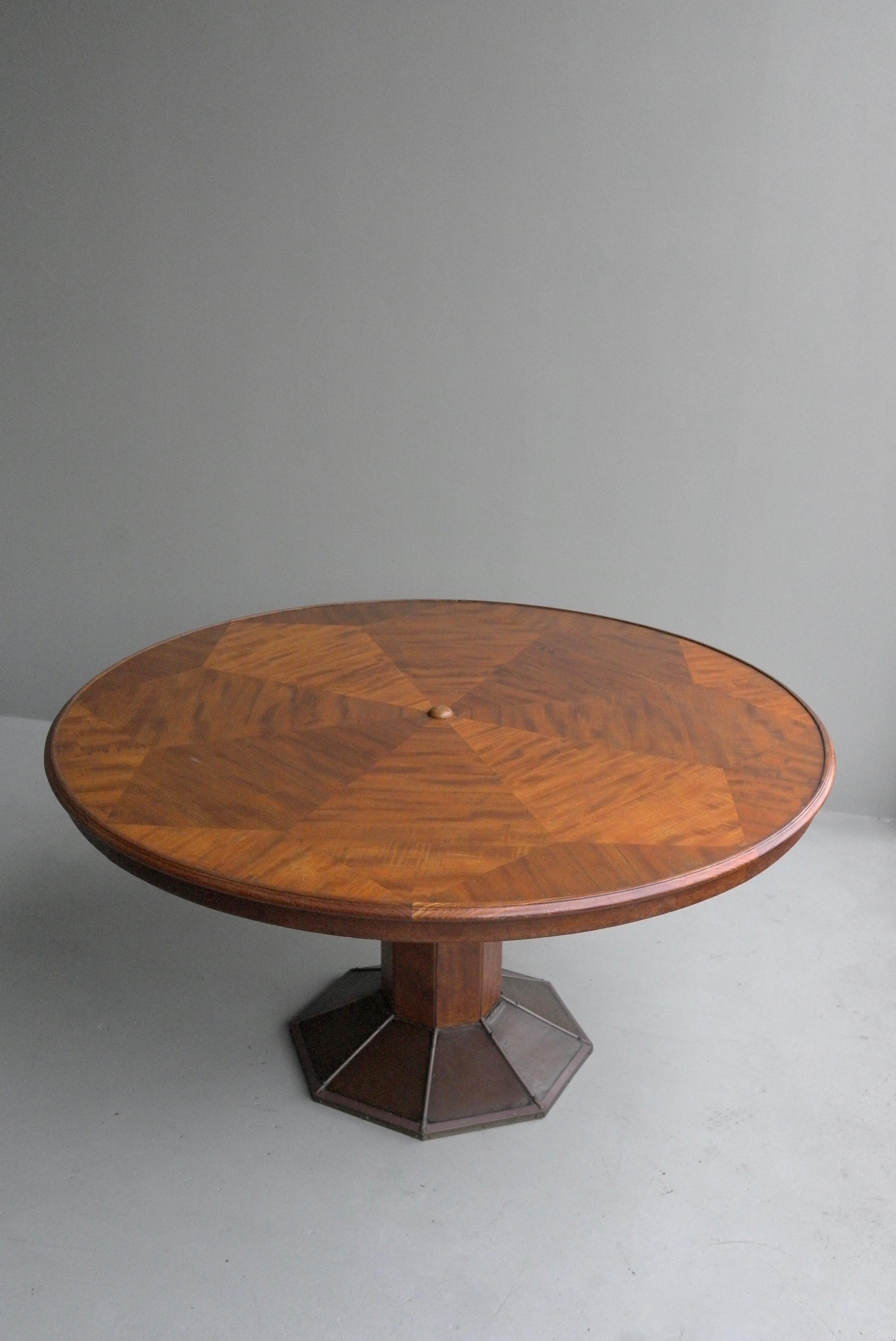Grande table à manger ronde sculpturale en bois Art Déco de H.Pander & Zonen Bon état - En vente à Den Haag, NL