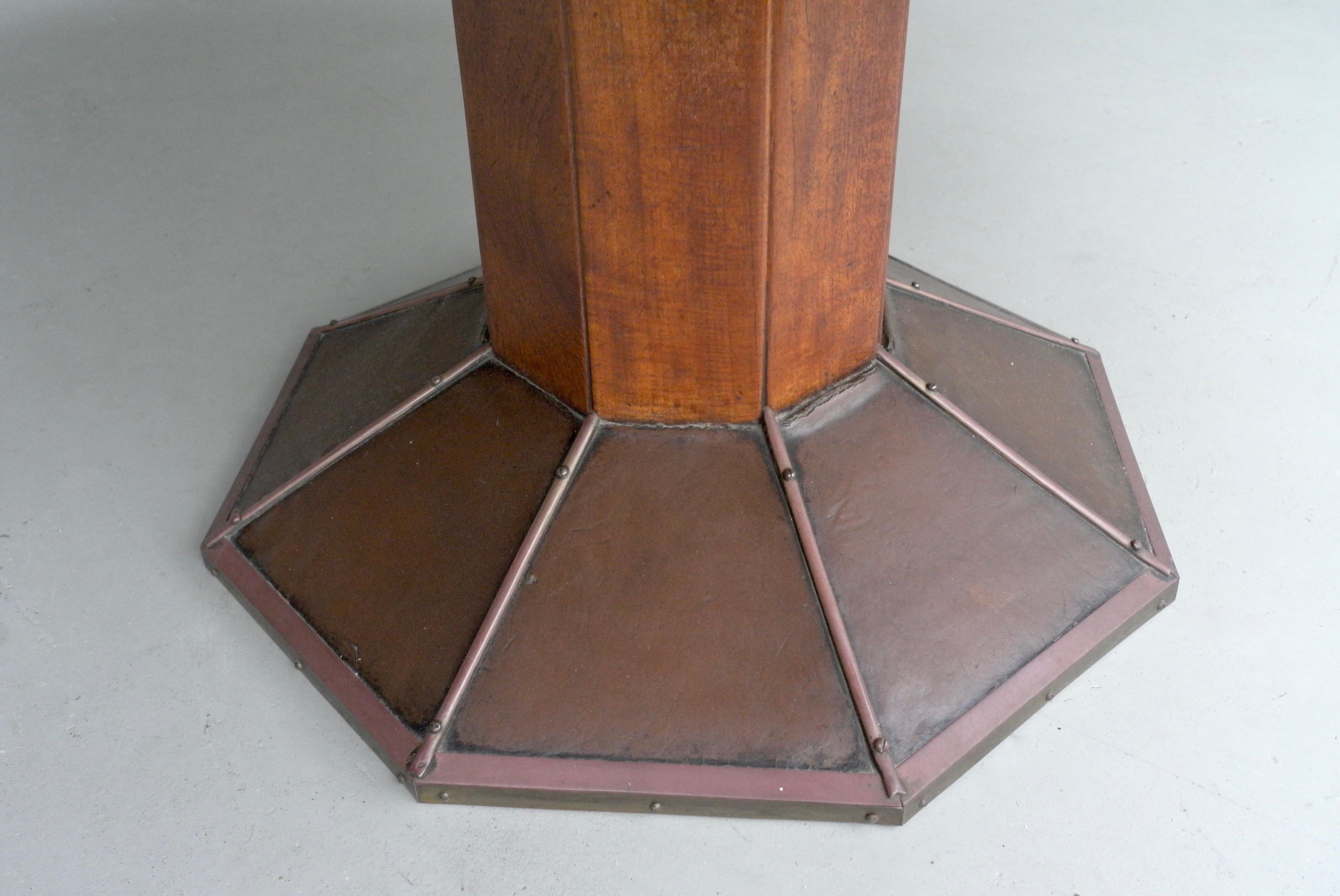 Großer runder skulpturaler Art-Déco-Esstisch aus Holz von H.Pander & Zonen (Kupfer) im Angebot