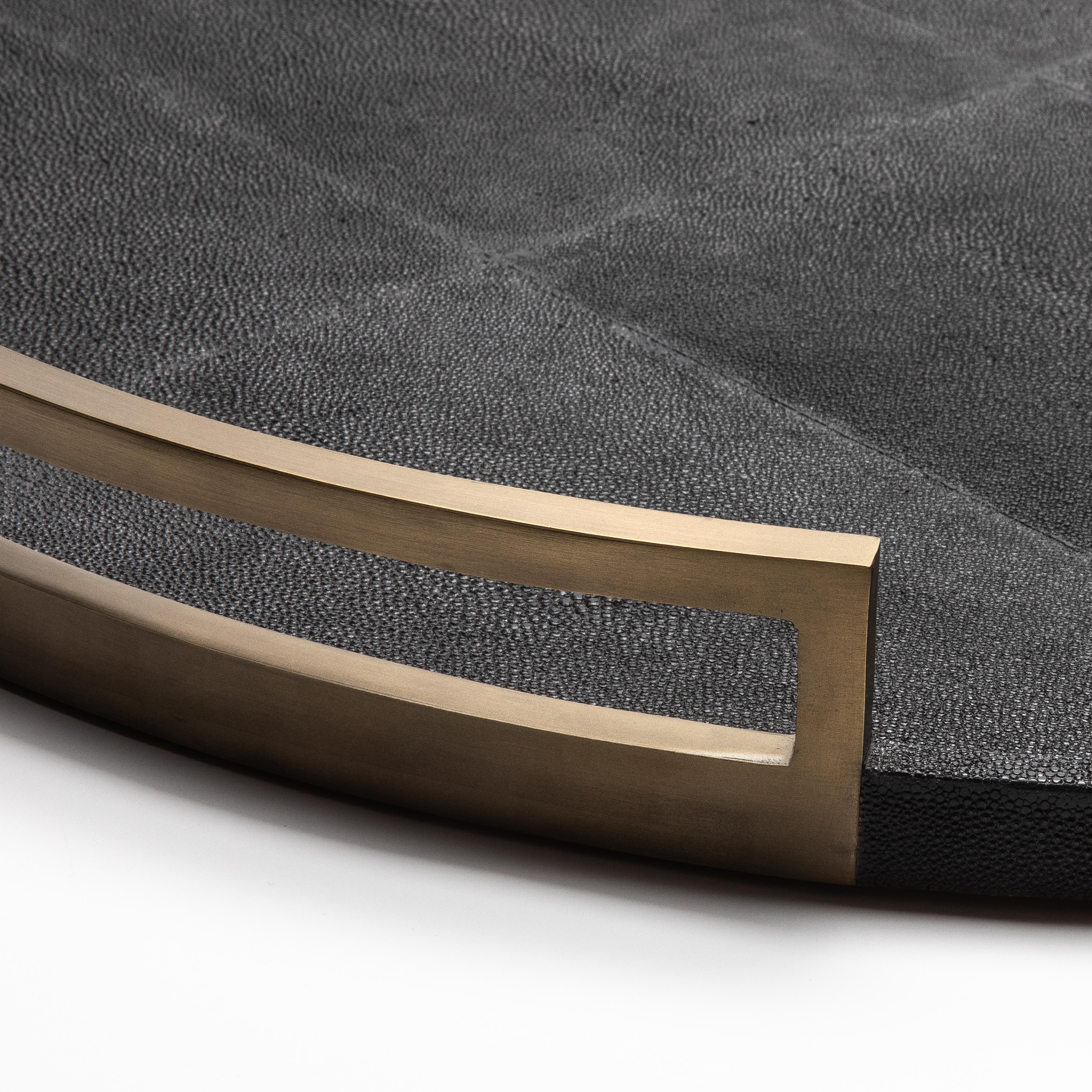 Extra großes rundes Tablett in Chagrinleder mit Bronze-Patina-Messing von R&Y Augousti (Art déco) im Angebot