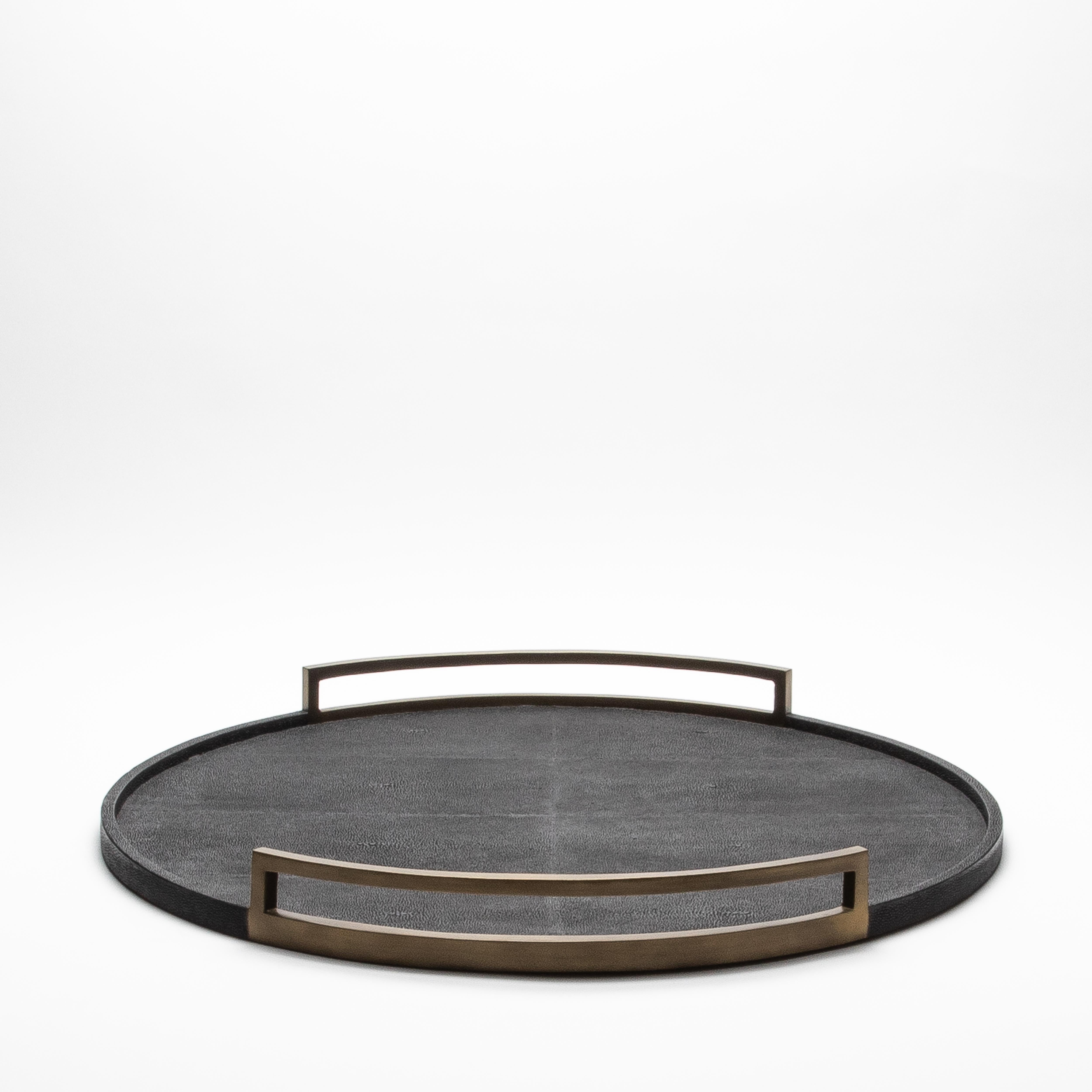 Extra großes rundes Tablett in Chagrinleder mit Bronze-Patina-Messing von R&Y Augousti (21. Jahrhundert und zeitgenössisch) im Angebot