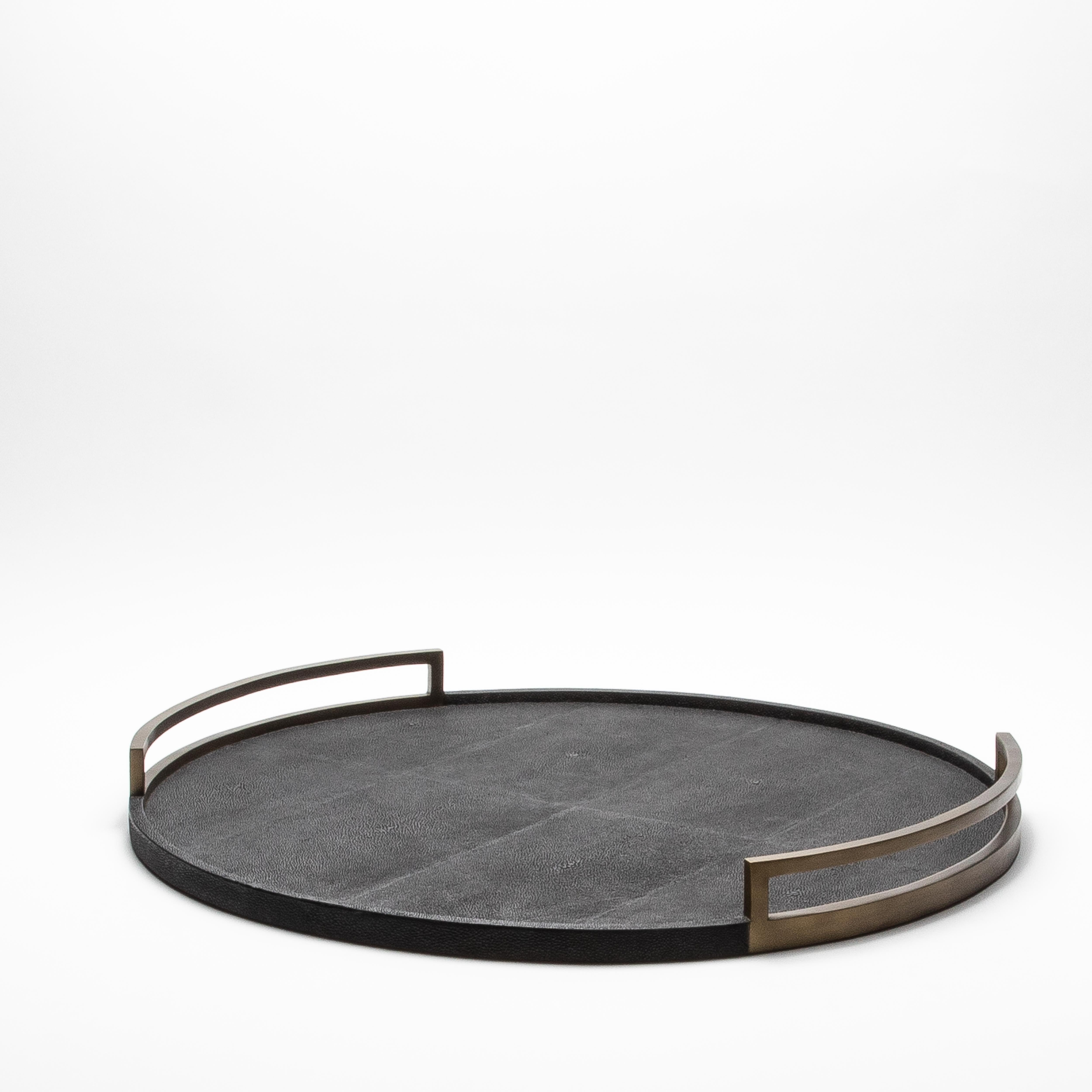 Extra großes rundes Tablett in Chagrinleder mit Bronze-Patina-Messing von R&Y Augousti im Angebot 1