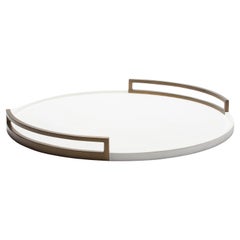 Bandeja redonda extragrande de piel de zapa con latón patinado en bronce by R&Y Augousti