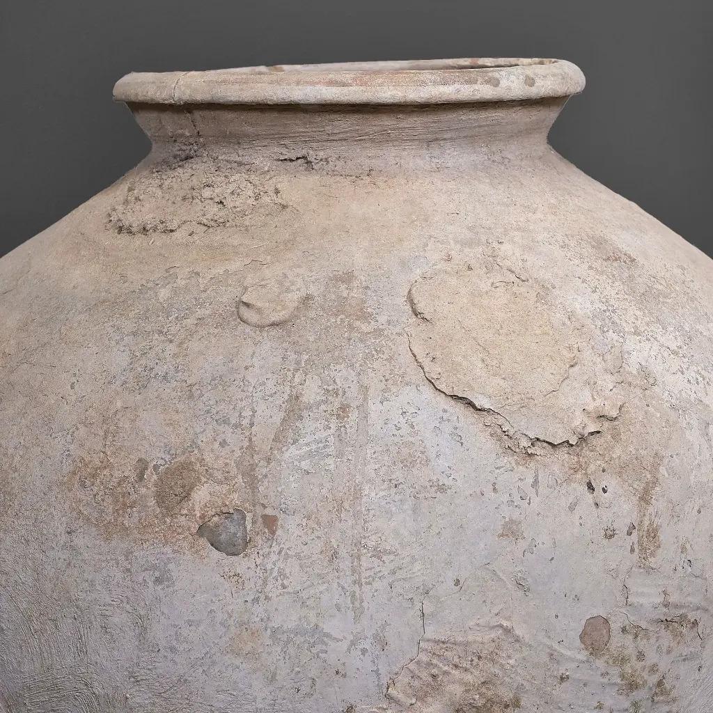 Indonesiano Vaso d'acqua rustico extra grande in argilla, patina naturale, Java, XIX secolo in vendita