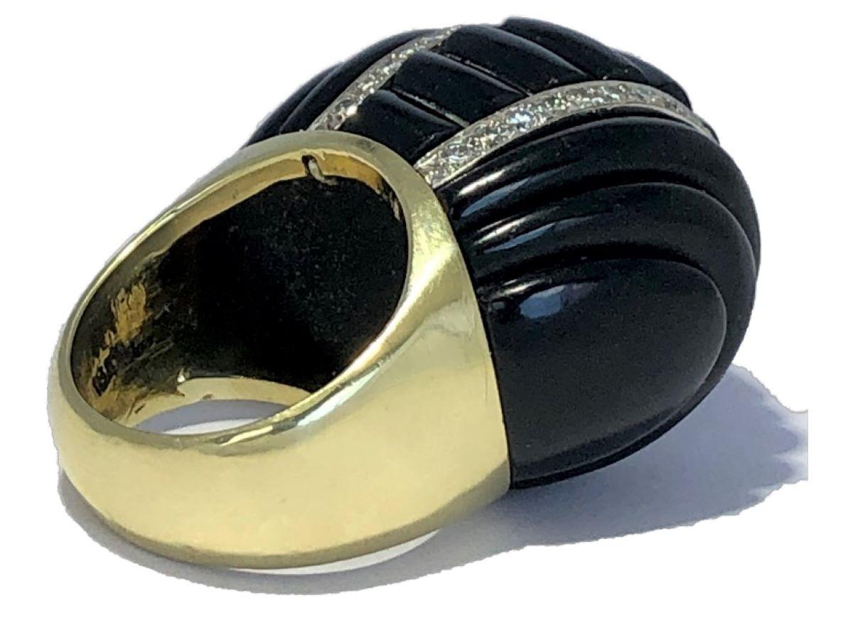 Extra Large Scale Gold, Fluted Onyx and Diamond 1970's Cocktail Ring In Good Condition In Palm Beach, FL