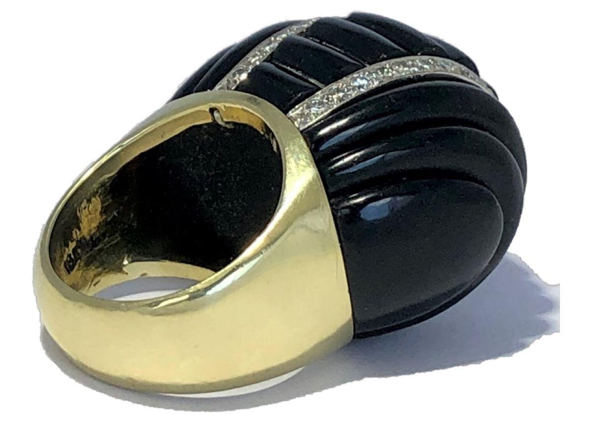 Extra Large Scale Gold, Fluted Onyx and Diamond 1970's Cocktail Ring In Good Condition In Palm Beach, FL