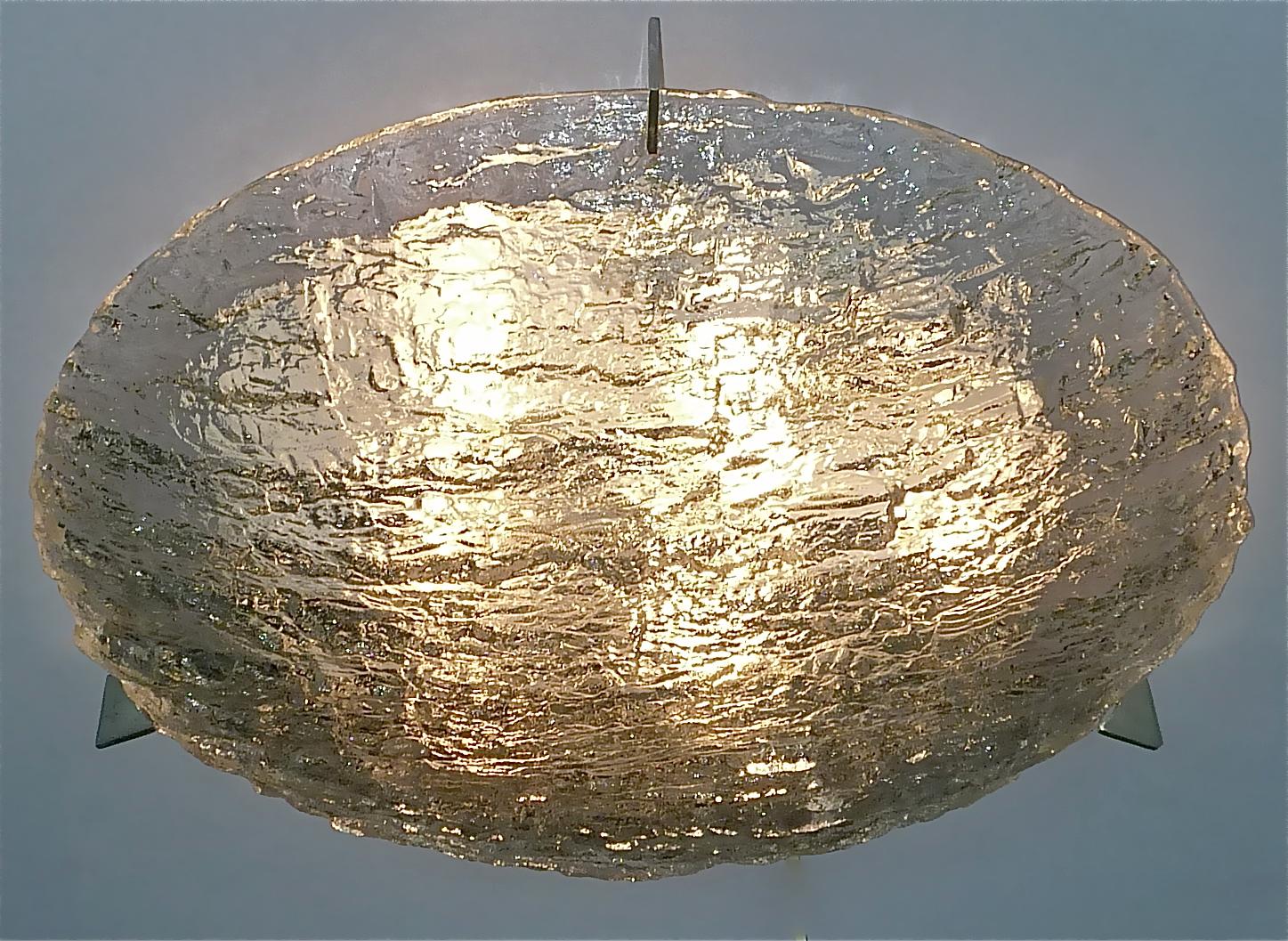 Splendida lampada da incasso o da parete multifunzionale firmata Kaiser, Germania, circa 1960. La lampada extra large, che presenta ancora l'etichetta decalcomania Kaiser Leuchten con il numero del modello sul retro, è realizzata in vetro di Murano