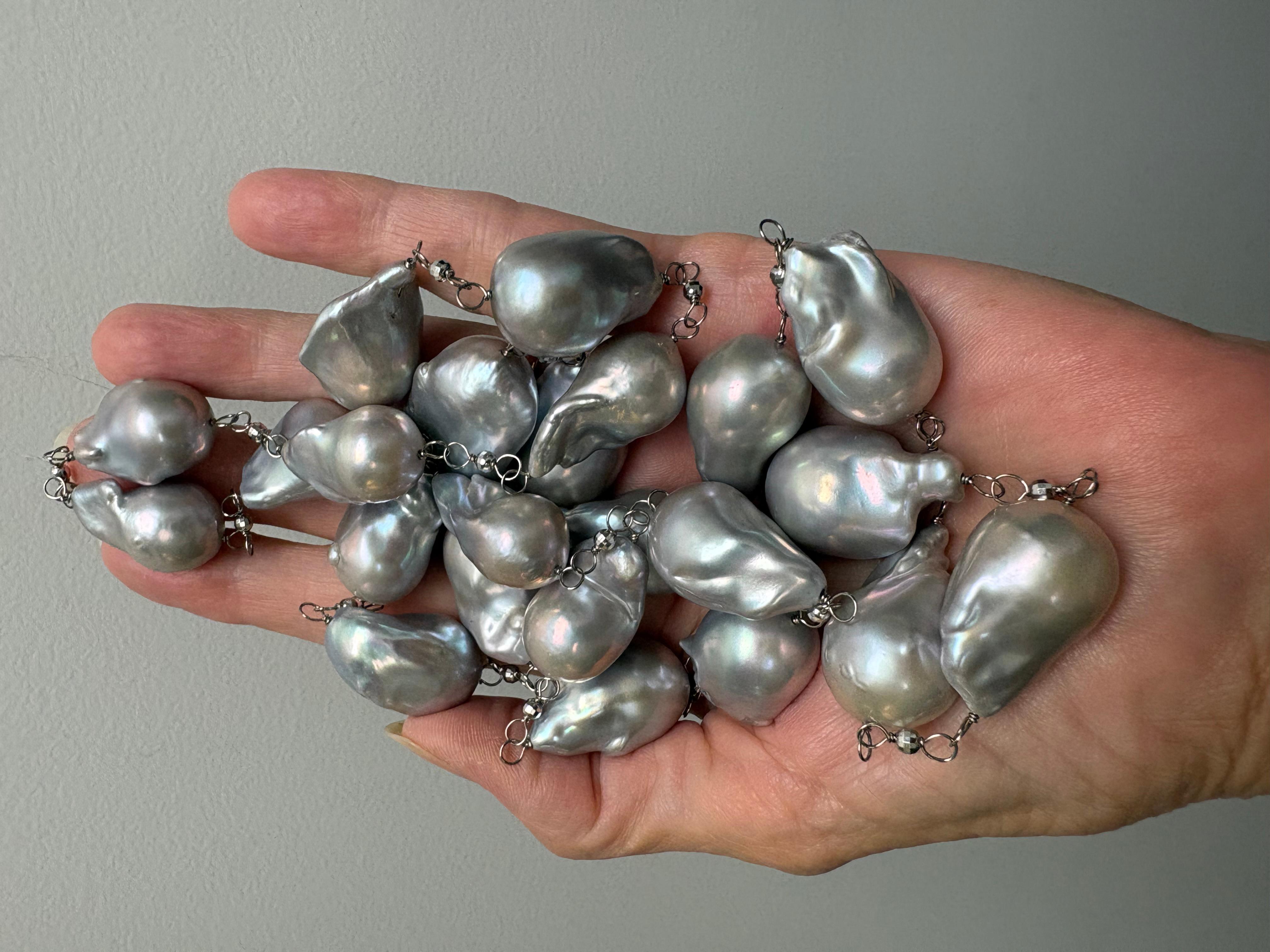 Artigiano Collana extra large di perle d'acqua dolce grigio-argento in vendita