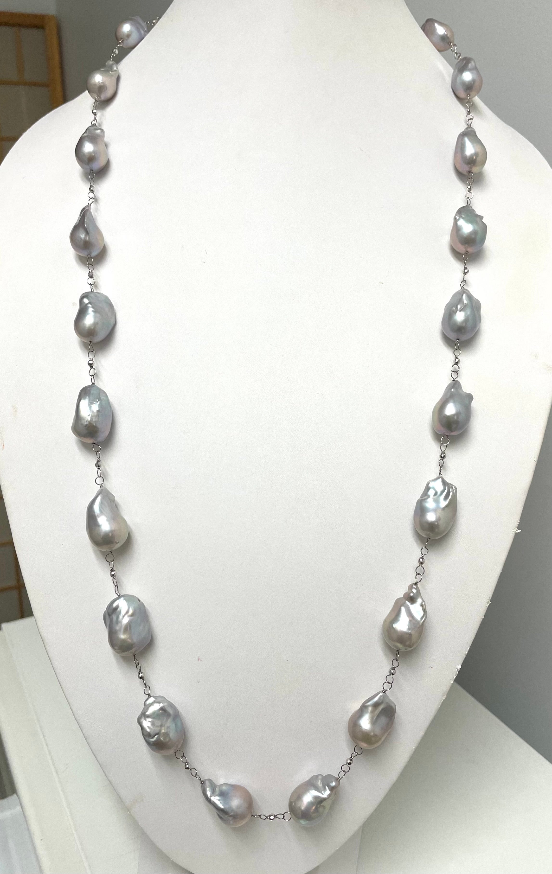 Große silberfarbene Süßwasserperlenkette aus Silber (Kunsthandwerker*in) im Angebot