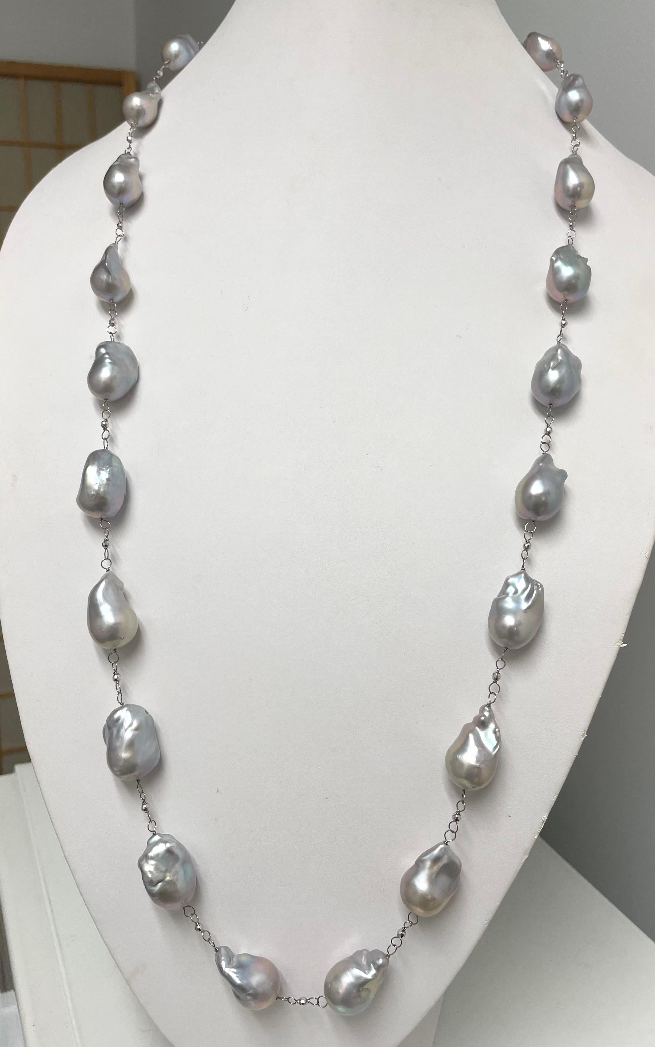 Große silberfarbene Süßwasserperlenkette aus Silber (Perle) im Angebot