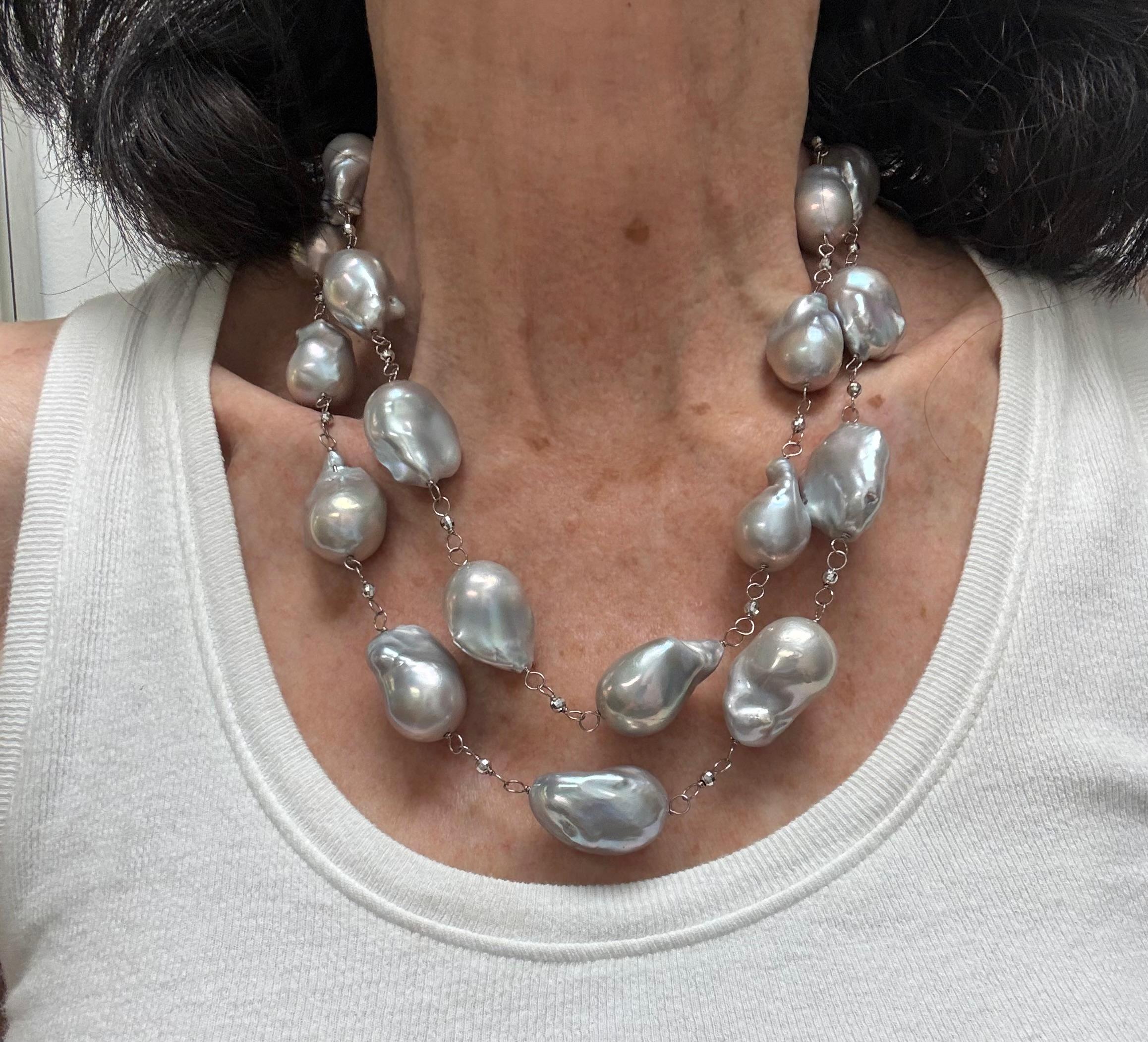 Descrizione
Splendide perle d'acqua dolce barocca nucleate, estremamente grandi e lucenti, accentate da sfere sfaccettate in oro bianco 14k. Può essere indossata lunga o corta come collana a doppio filo. Articolo # N3658

Materiali e peso
Perle