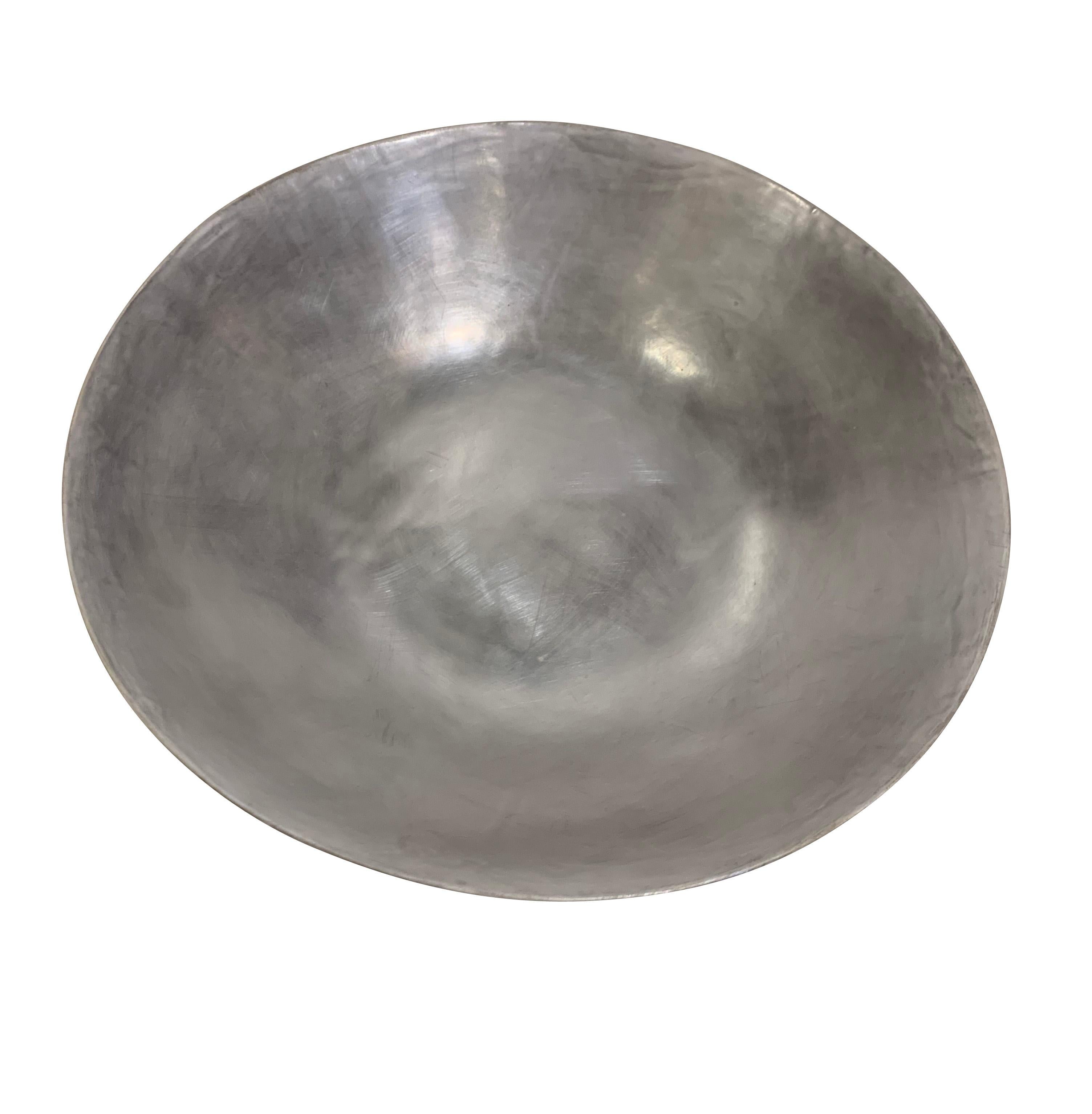 Contemporary Italian handmade extra large silver leaf porcelain bowl.
Smooth finish.




 