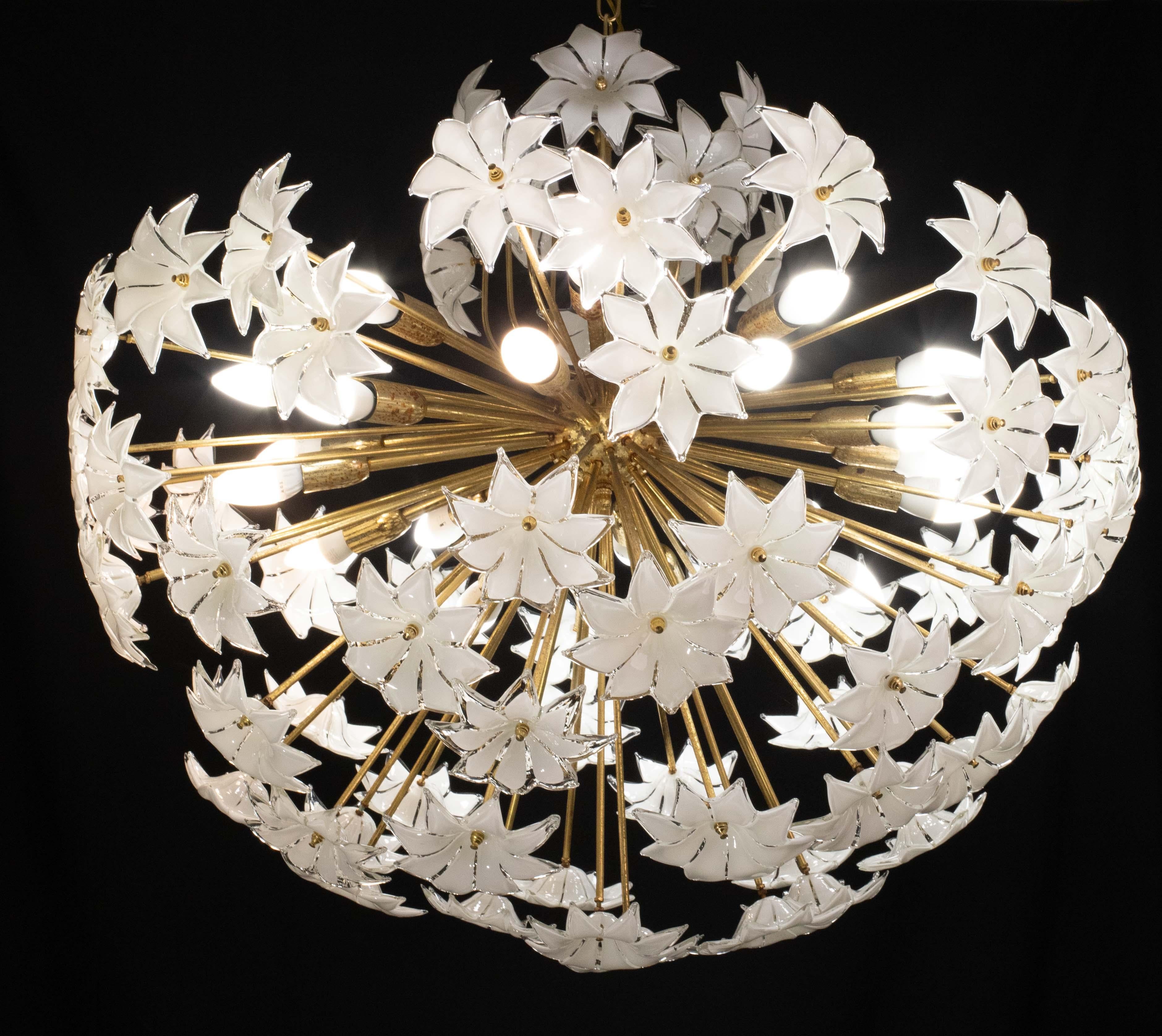 Misura extra large 20 luci Sputnik di Murano a fiori bianchi, anni '70 in vendita 4
