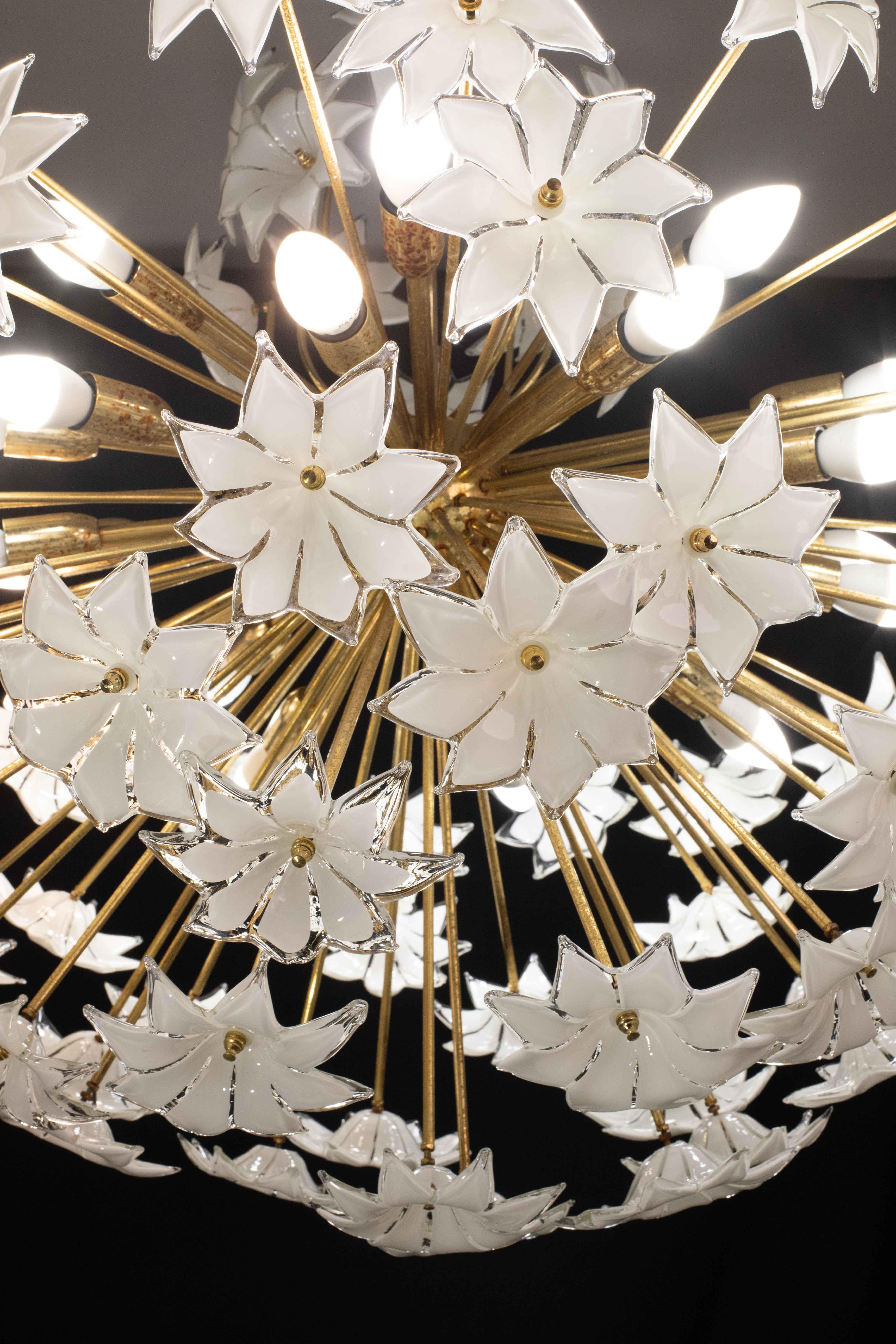 Misura extra large 20 luci Sputnik di Murano a fiori bianchi, anni '70 in vendita 5