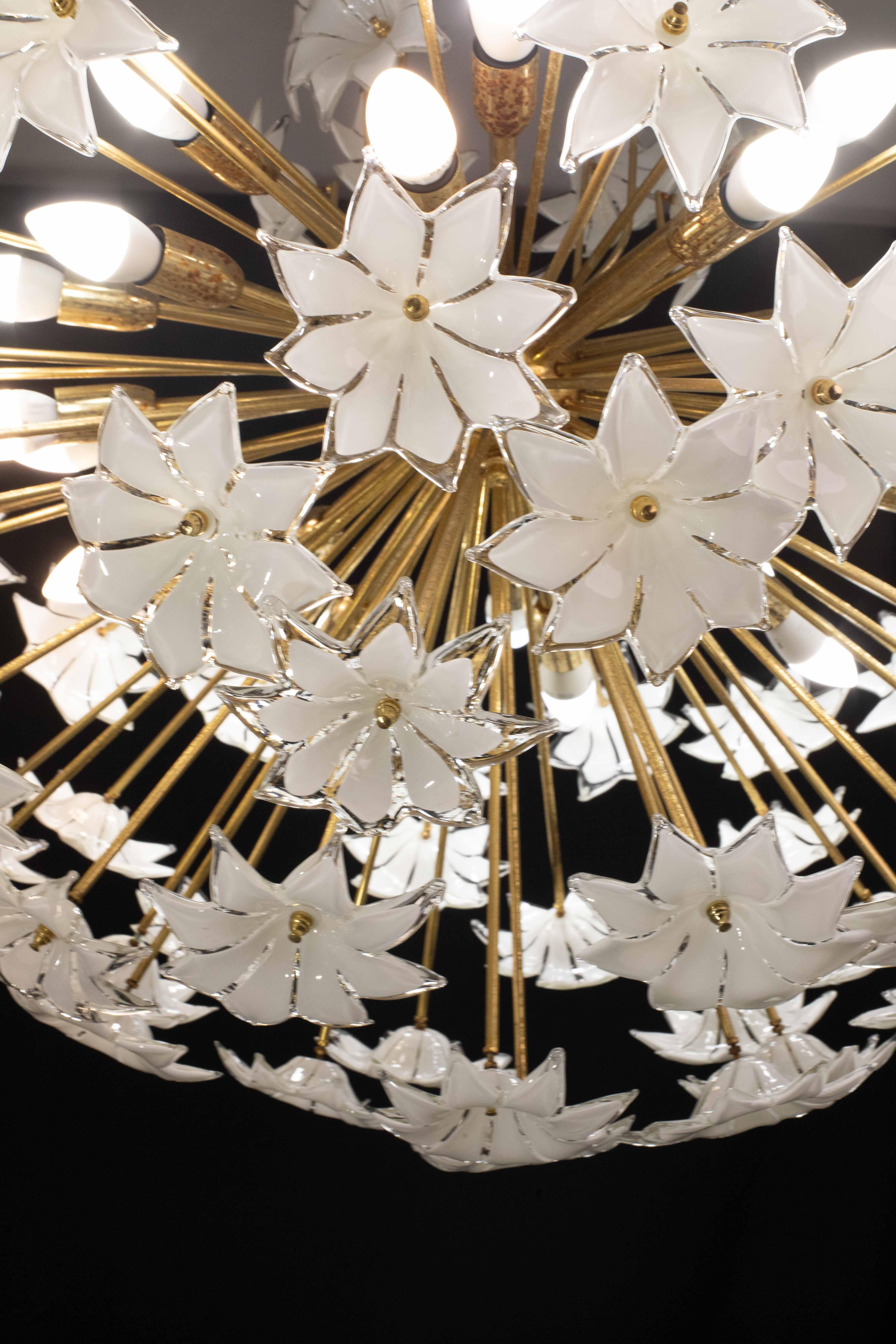 Misura extra large 20 luci Sputnik di Murano a fiori bianchi, anni '70 in vendita 6