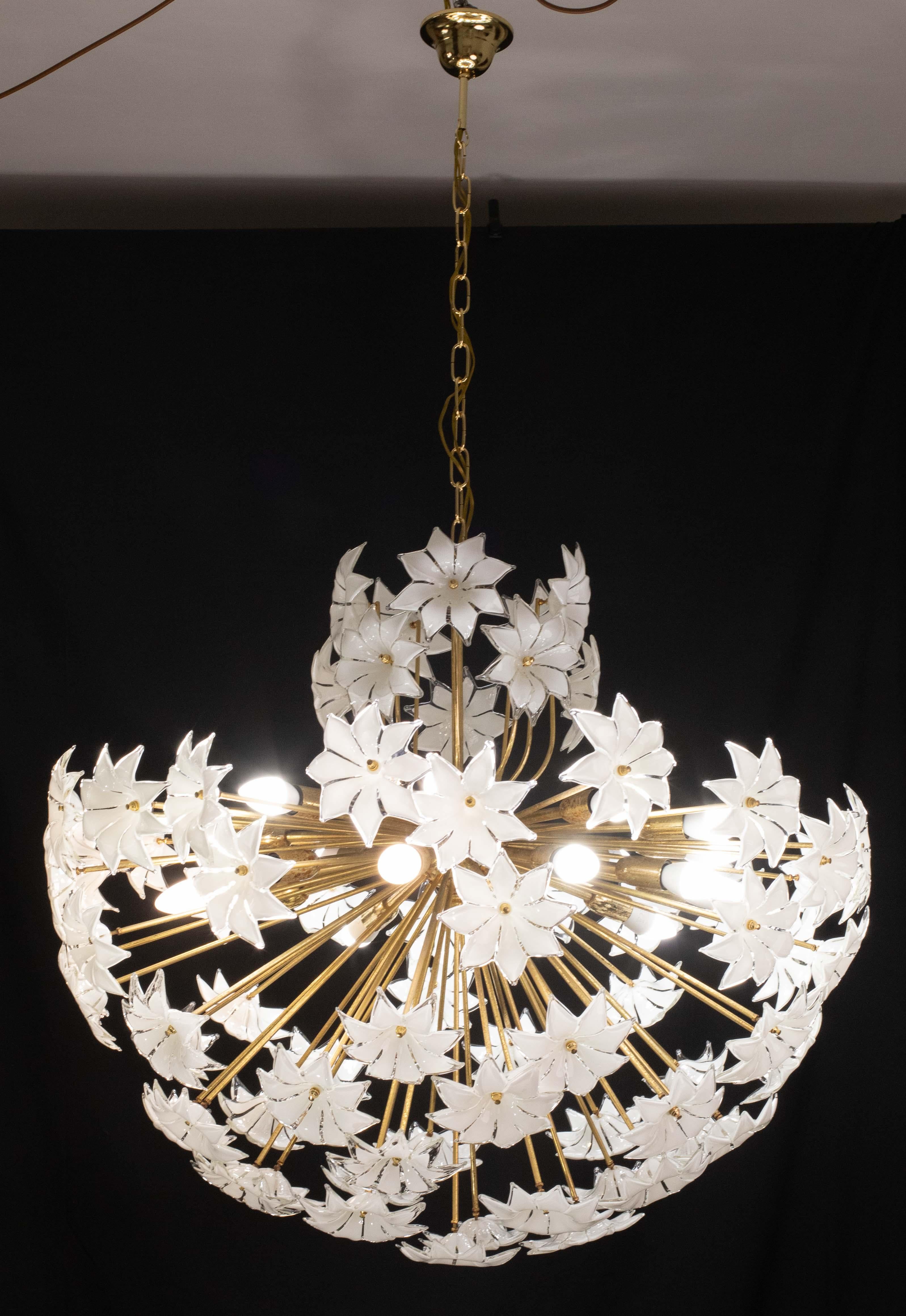 Misura extra large 20 luci Sputnik di Murano a fiori bianchi, anni '70 in vendita 7