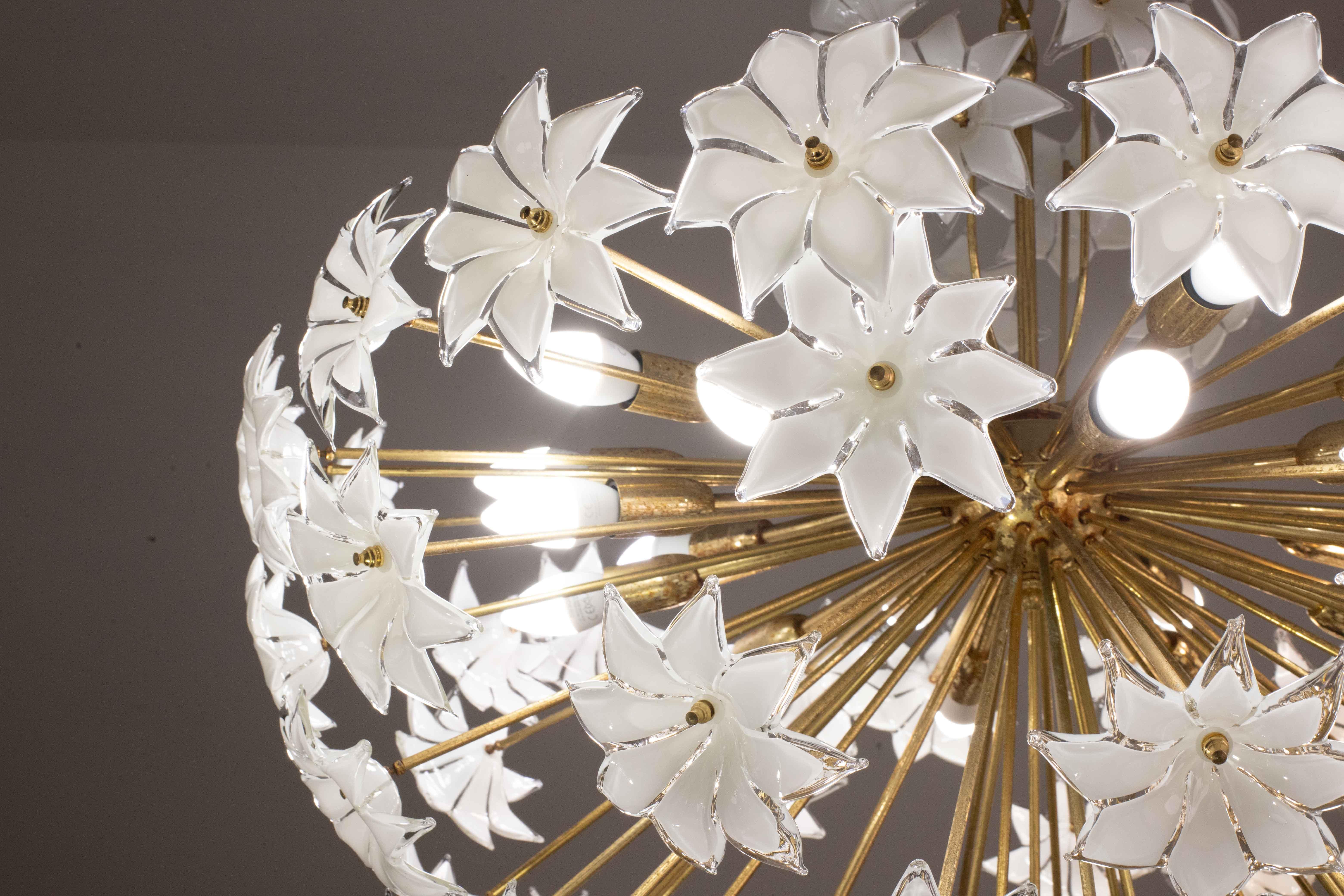 Misura extra large 20 luci Sputnik di Murano a fiori bianchi, anni '70 in vendita 9