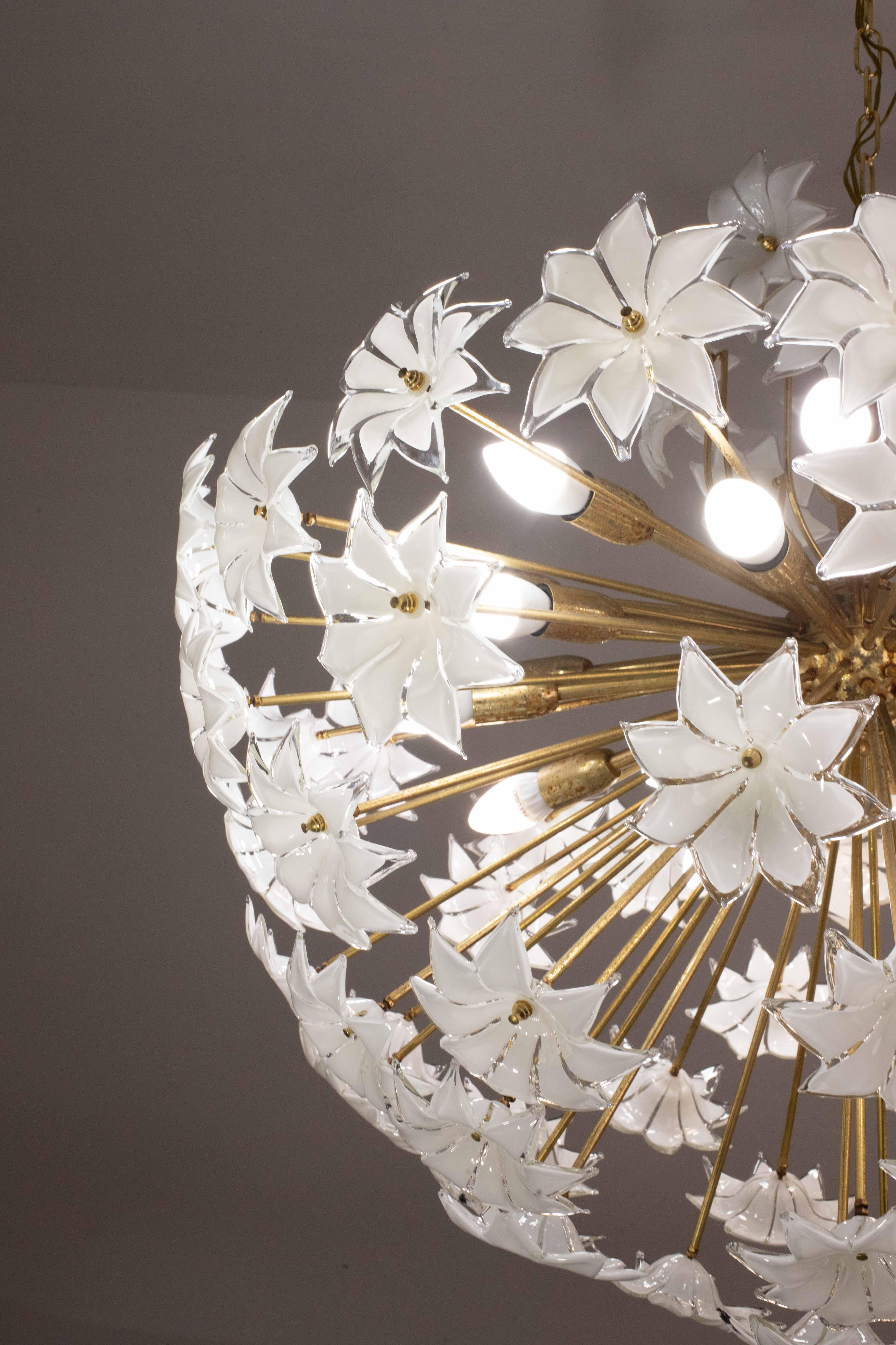 Misura extra large 20 luci Sputnik di Murano a fiori bianchi, anni '70 in vendita 10