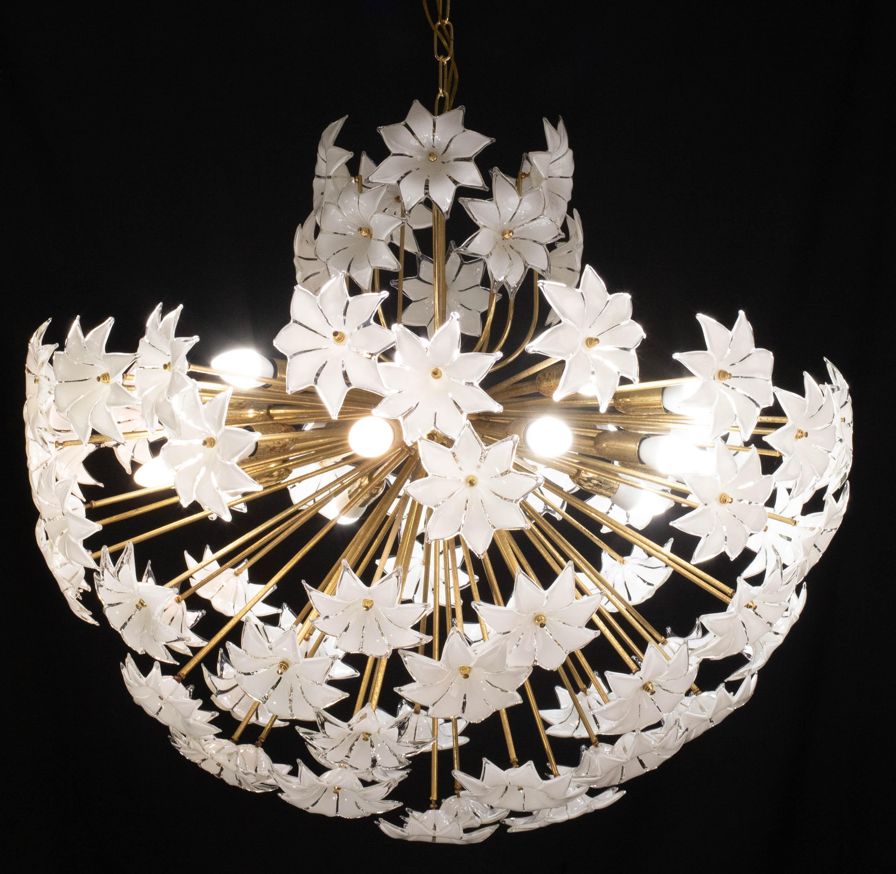 Misura extra large 20 luci Sputnik di Murano a fiori bianchi, anni '70 in vendita 11
