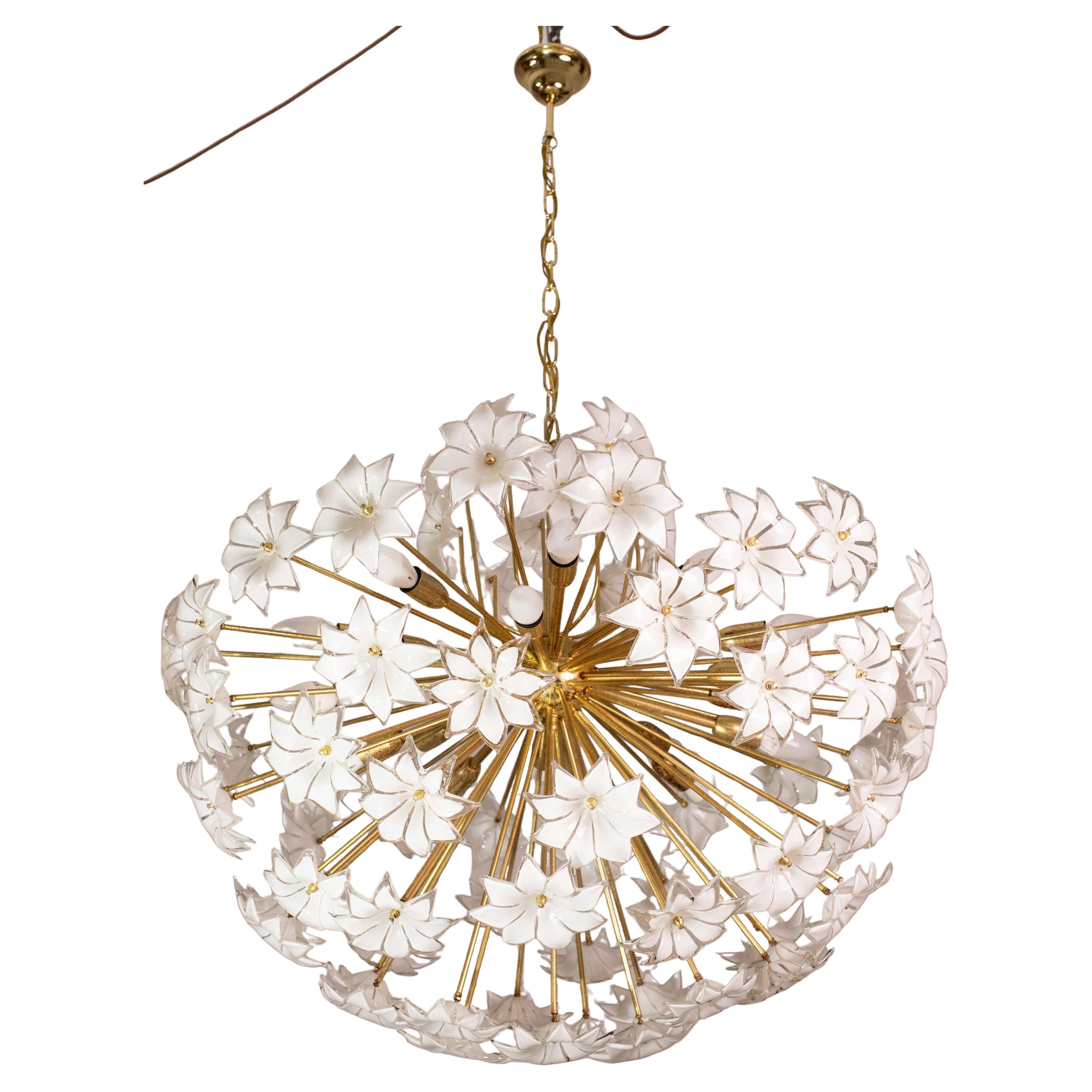 Lampadario in vetro di Murano vintage extra large, ricco di fiori in vetro di Murano bianco.
Montatura da bagno in oro, attualmente la montatura presenta evidenti segni del tempo, non appena verrà venduto il lampadario verrà restaurato da un