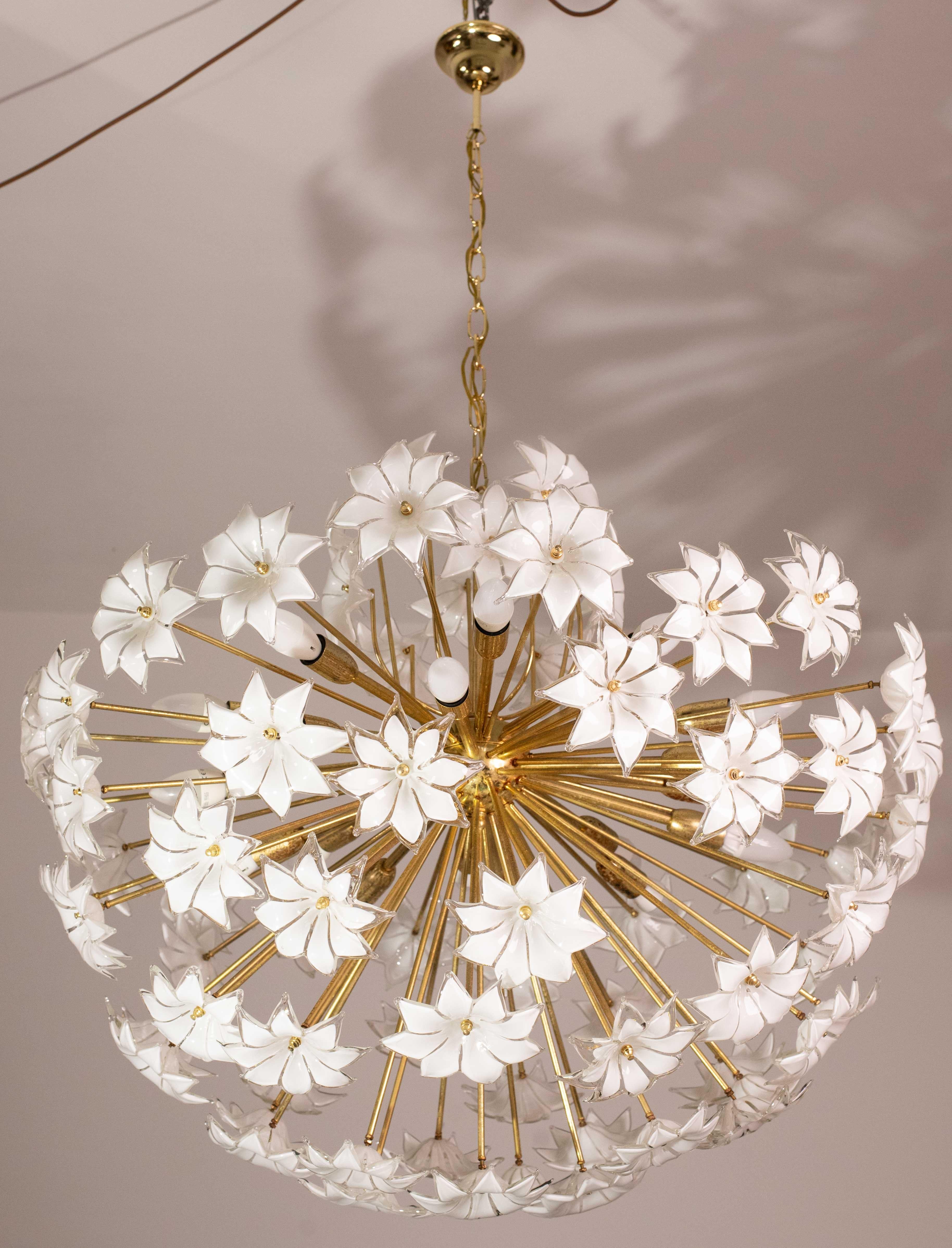 Europeo Misura extra large 20 luci Sputnik di Murano a fiori bianchi, anni '70 in vendita
