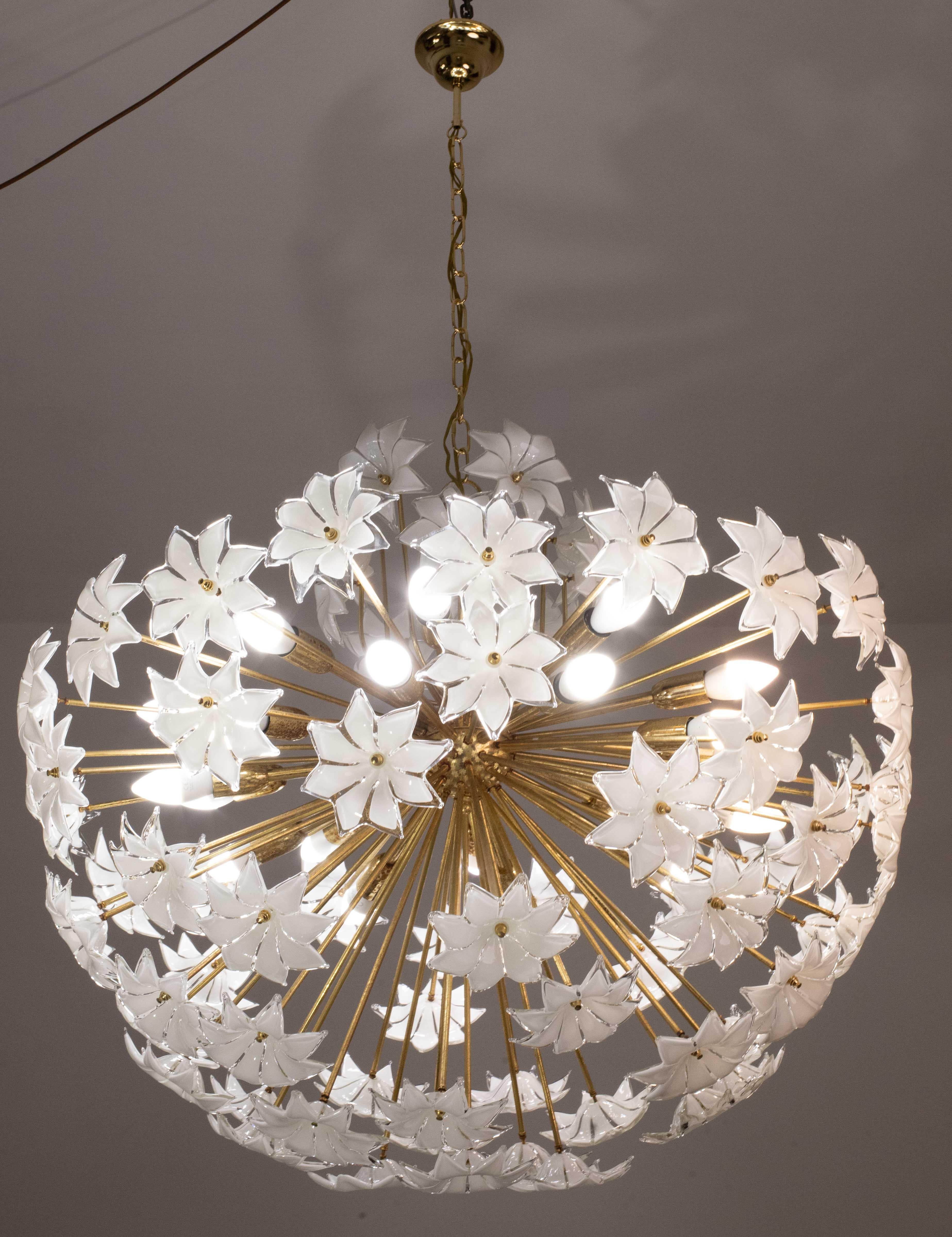 Misura extra large 20 luci Sputnik di Murano a fiori bianchi, anni '70 In condizioni discrete in vendita a Roma, IT