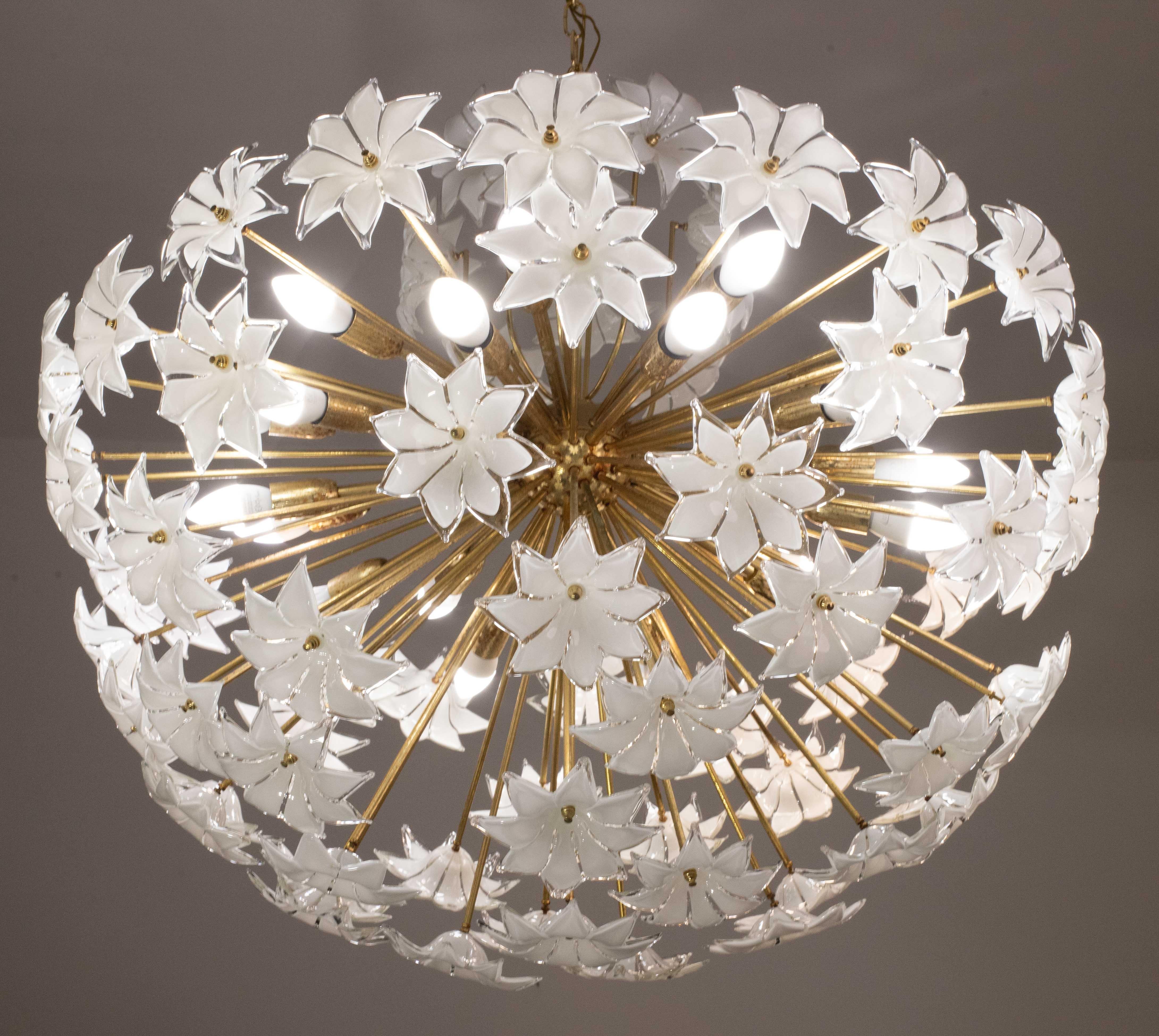 Fine XX secolo Misura extra large 20 luci Sputnik di Murano a fiori bianchi, anni '70 in vendita