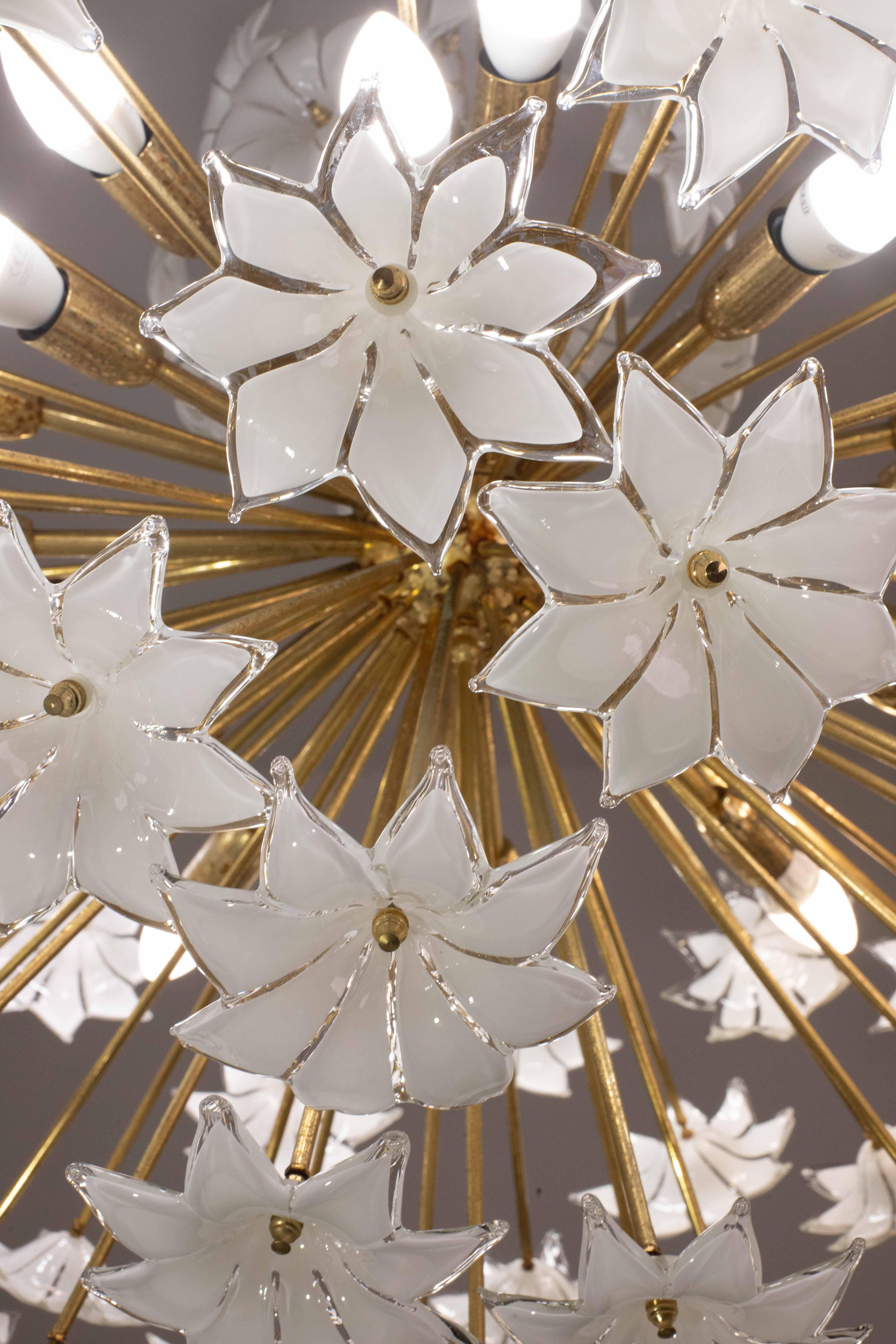 Vetro di Murano Misura extra large 20 luci Sputnik di Murano a fiori bianchi, anni '70 in vendita