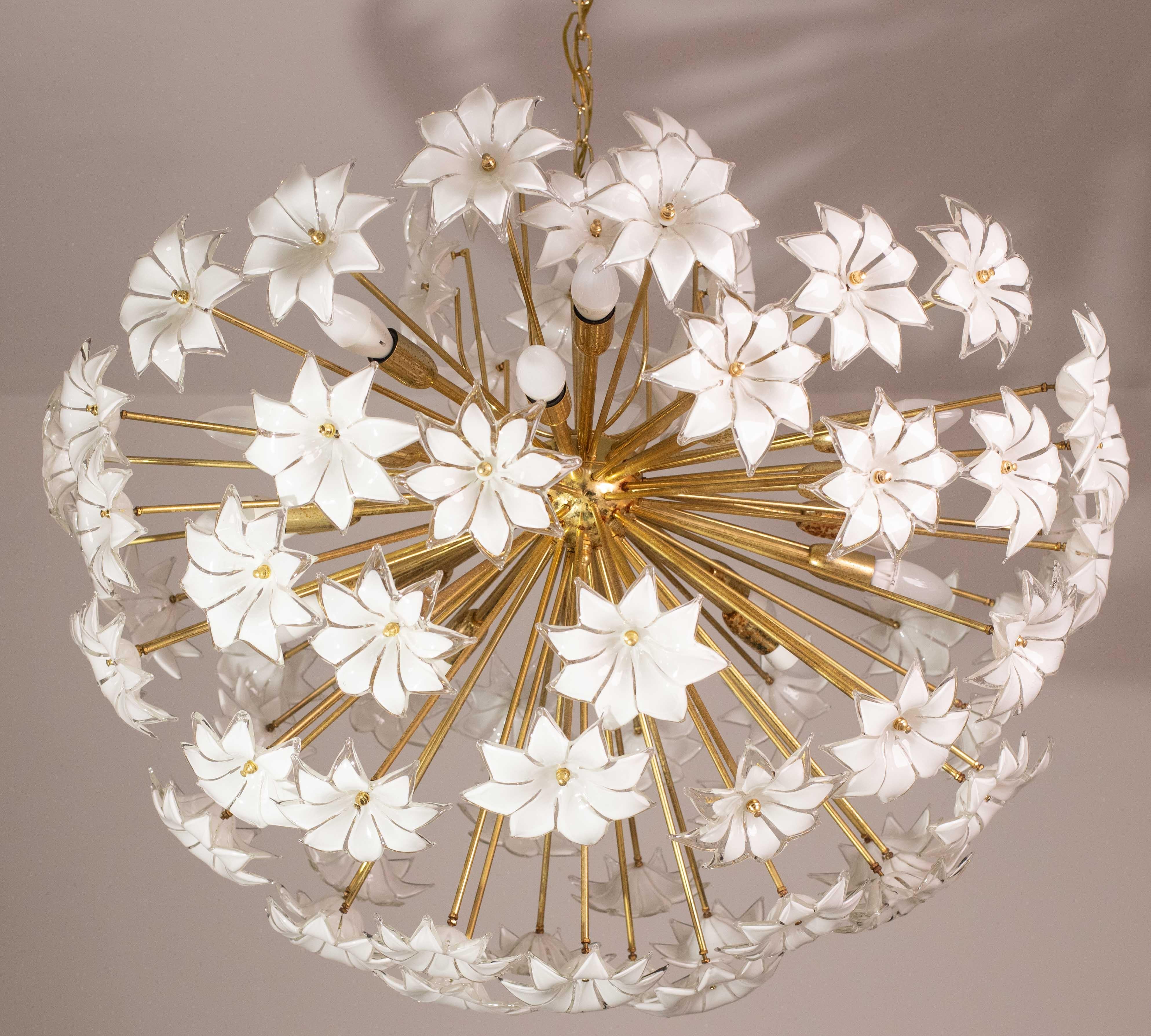 Misura extra large 20 luci Sputnik di Murano a fiori bianchi, anni '70 in vendita 1