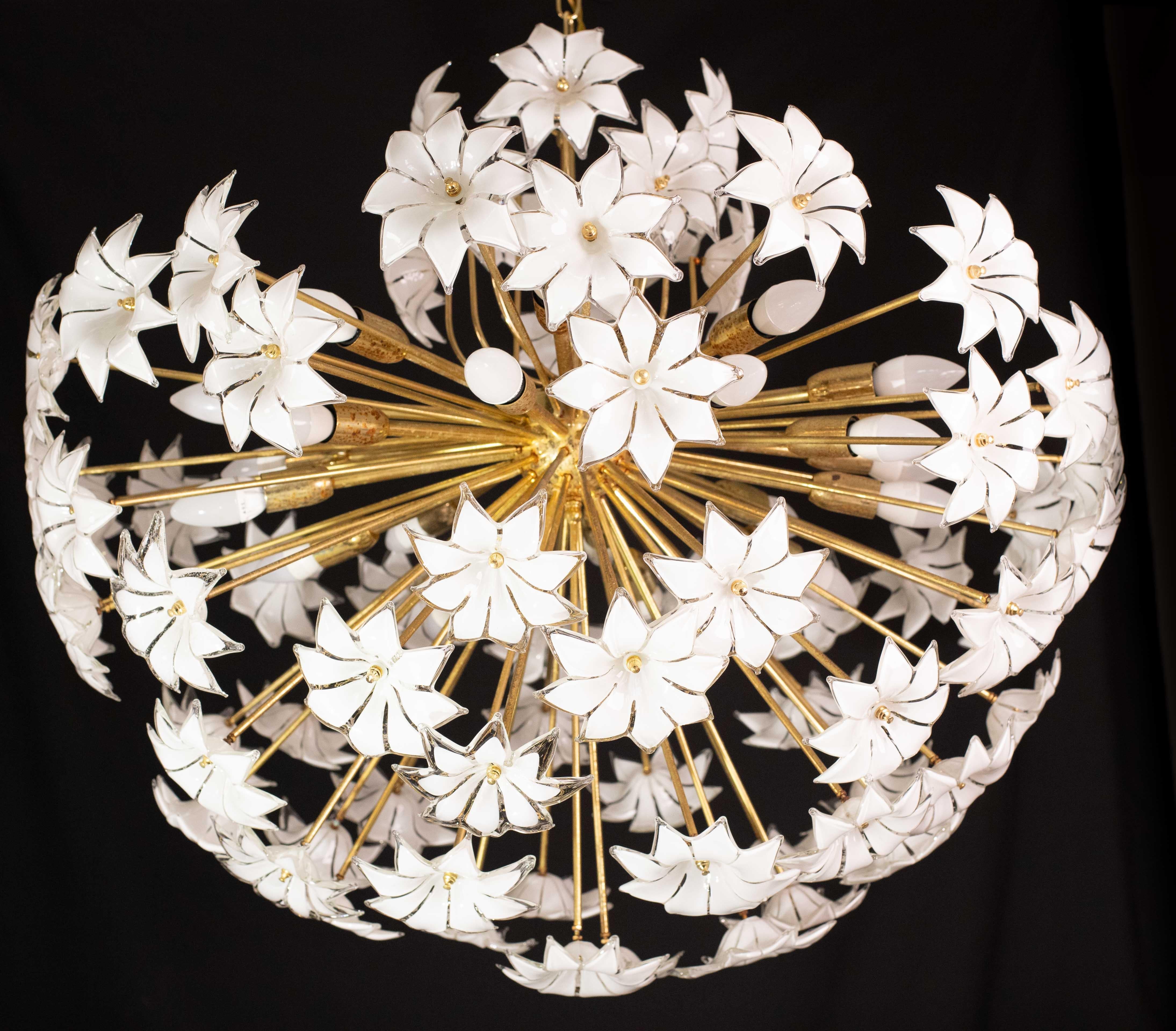Misura extra large 20 luci Sputnik di Murano a fiori bianchi, anni '70 in vendita 2