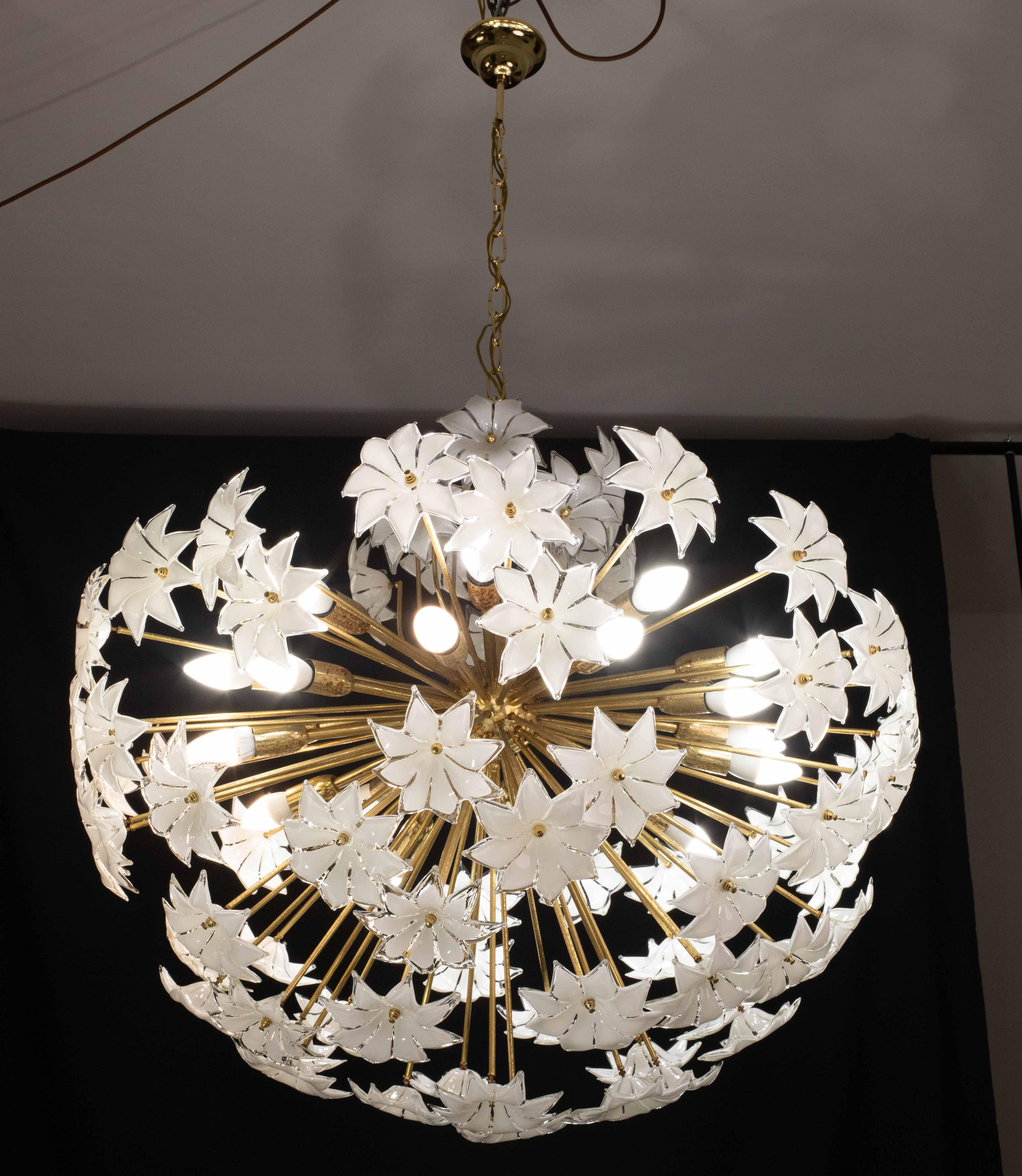 Misura extra large 20 luci Sputnik di Murano a fiori bianchi, anni '70 in vendita 3