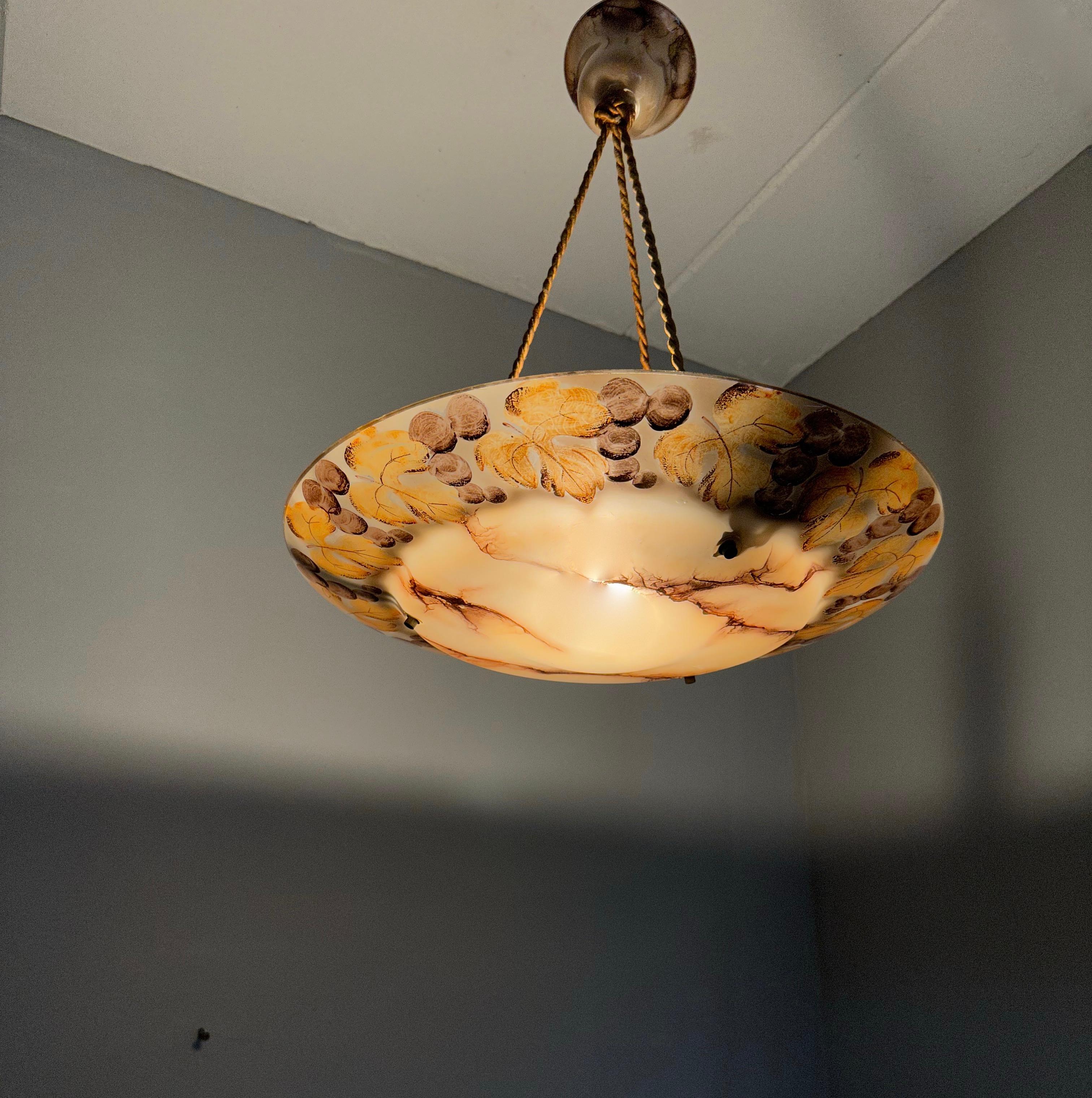 Très grand modèle Art déco prunes peintes, pendentif / affleurant en verre marbré en vente 6