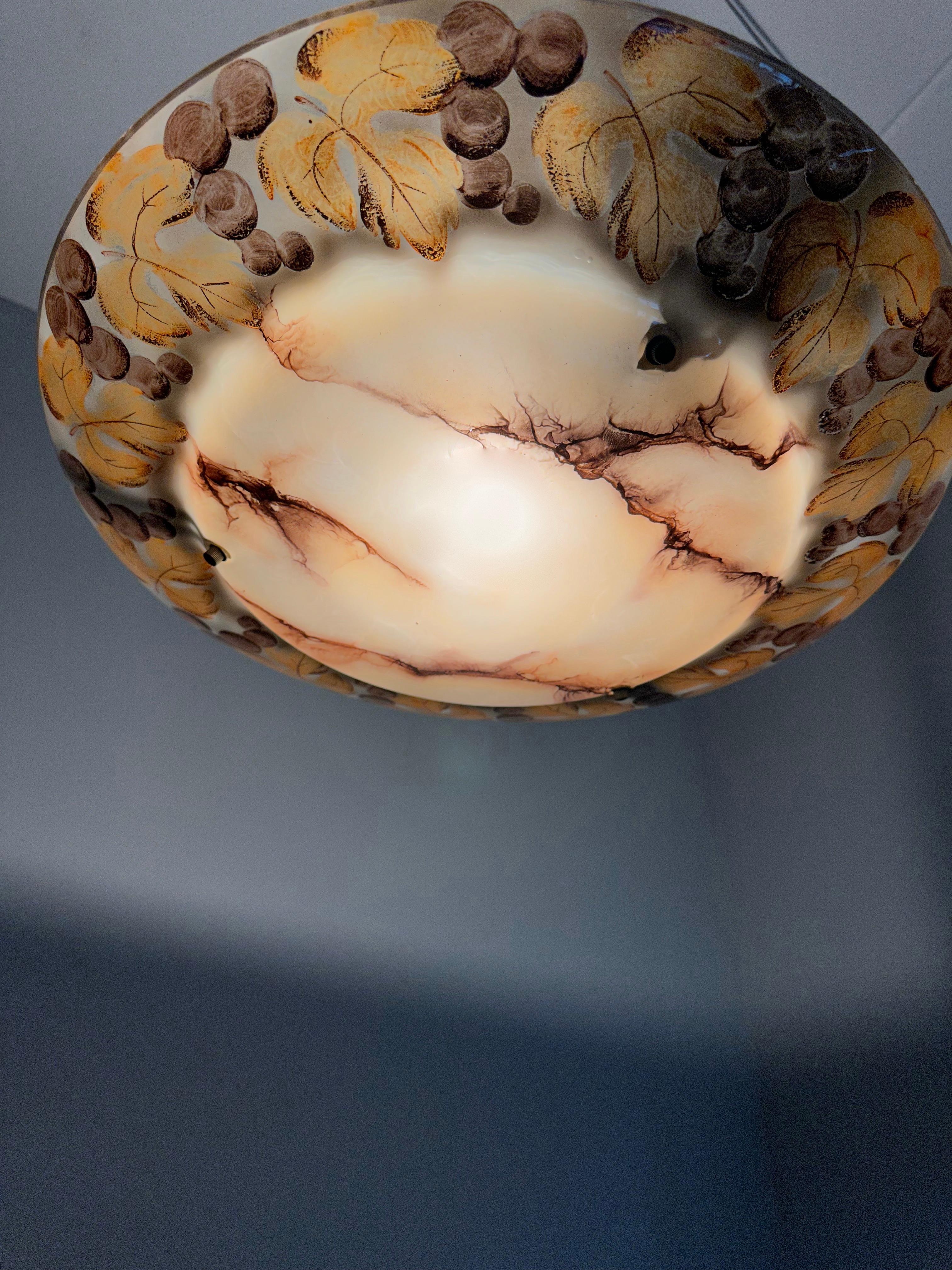 Très grand modèle Art déco prunes peintes, pendentif / affleurant en verre marbré en vente 9