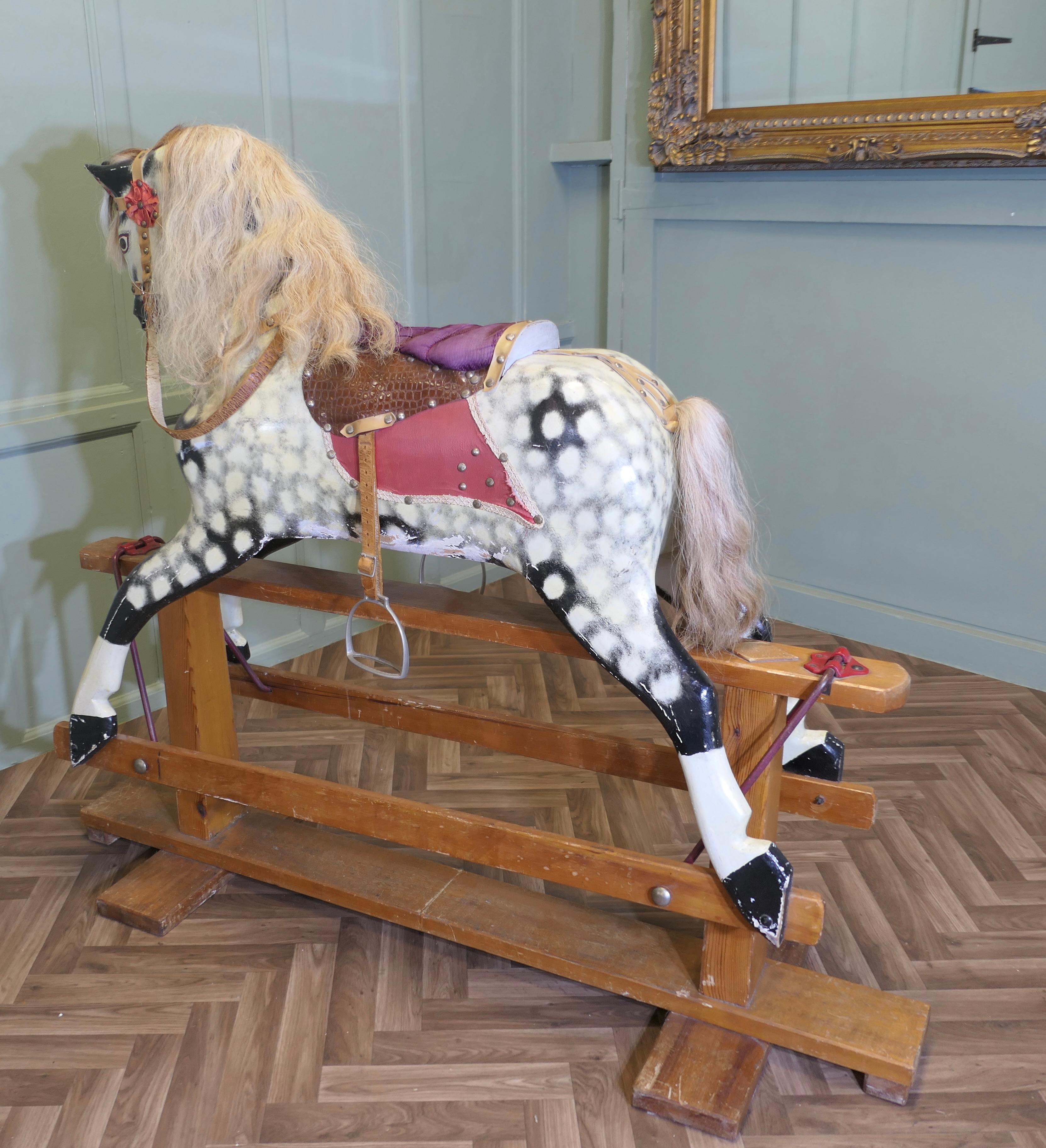 Caballo balancín Collinson de tamaño extragrande Un hermoso galopador gris rucio en venta 4