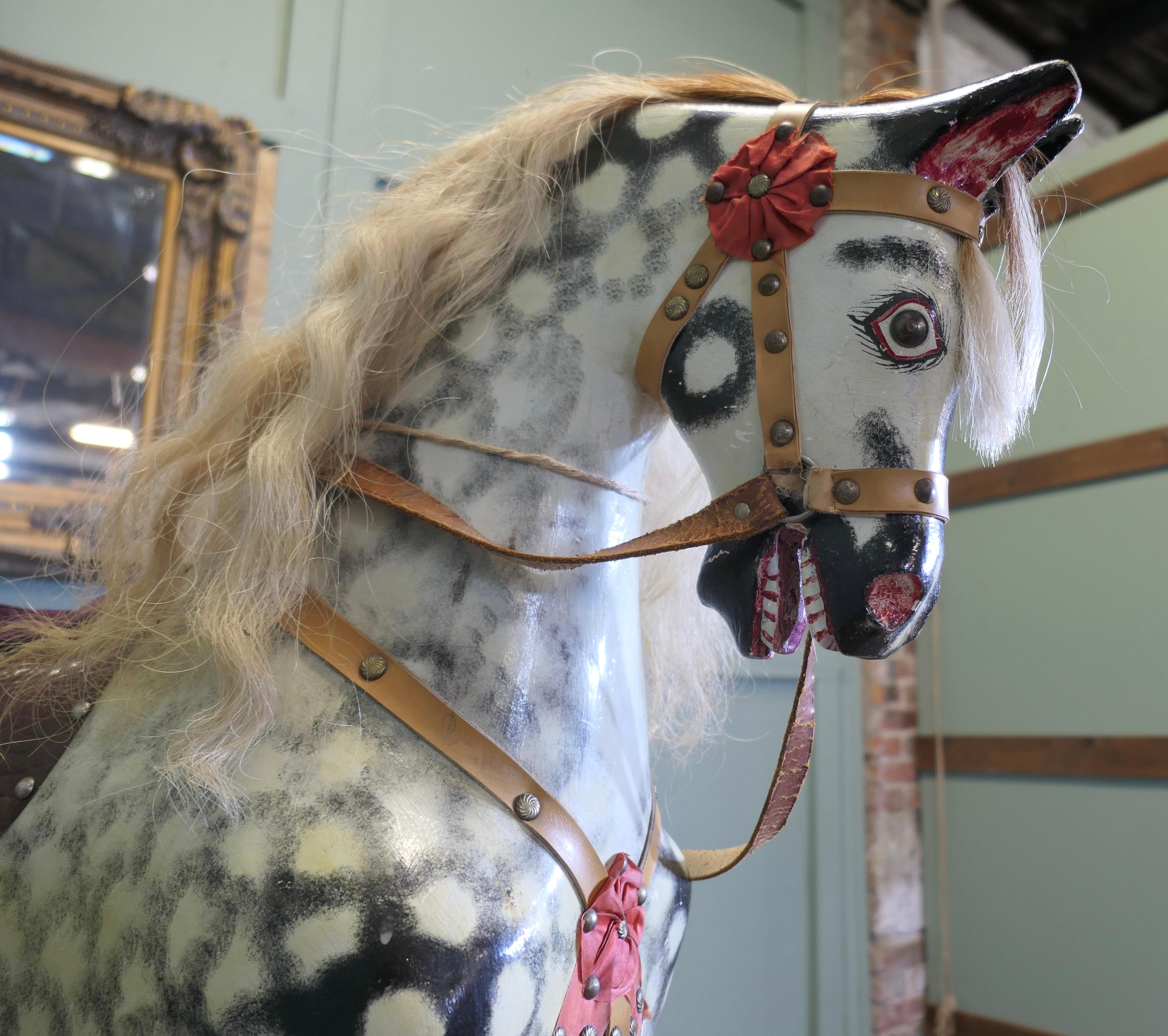 Caballo balancín Collinson de tamaño extragrande Un hermoso galopador gris rucio Art Decó en venta