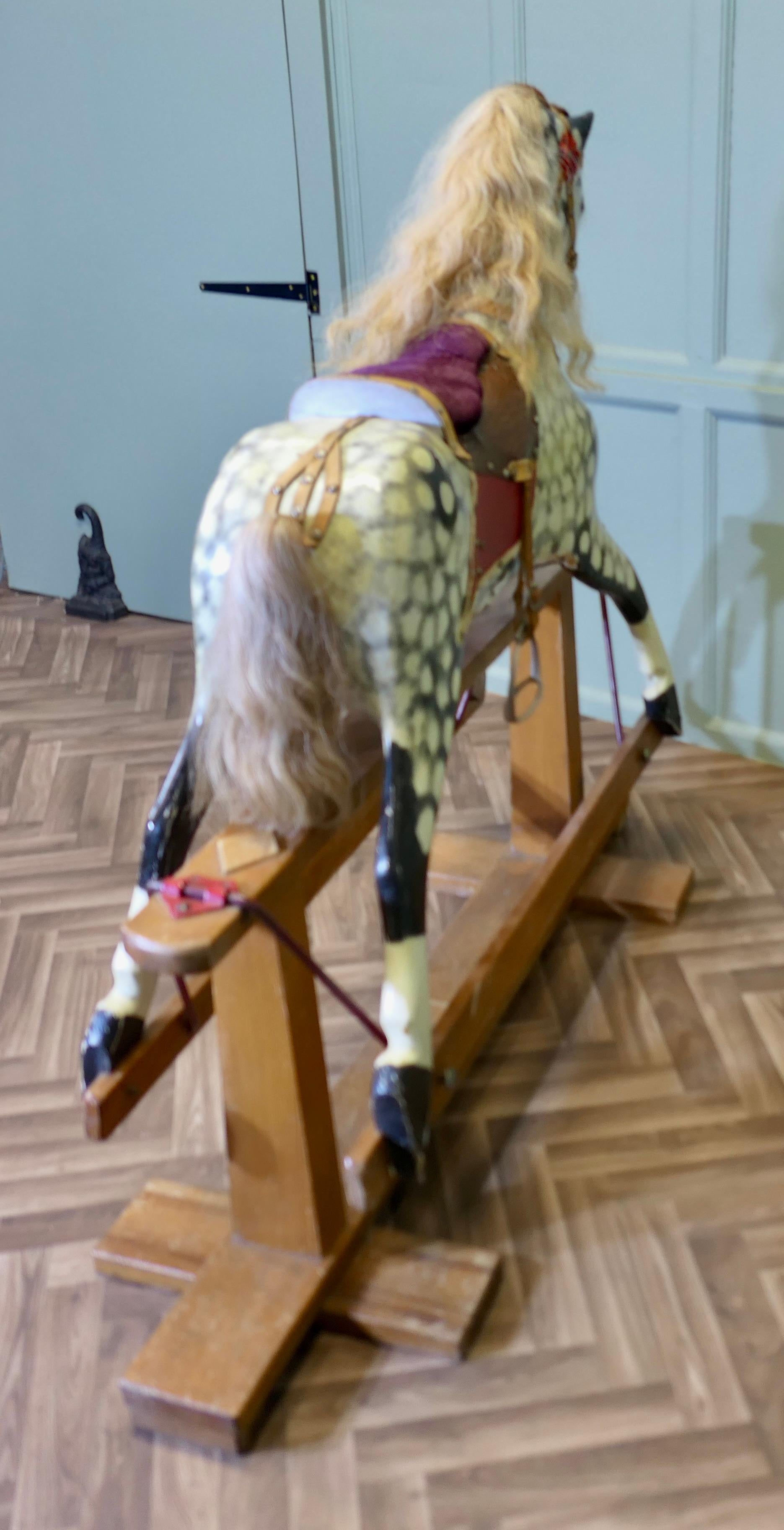 Caballo balancín Collinson de tamaño extragrande Un hermoso galopador gris rucio en Bueno estado para la venta en Godshill, Isle of Wight