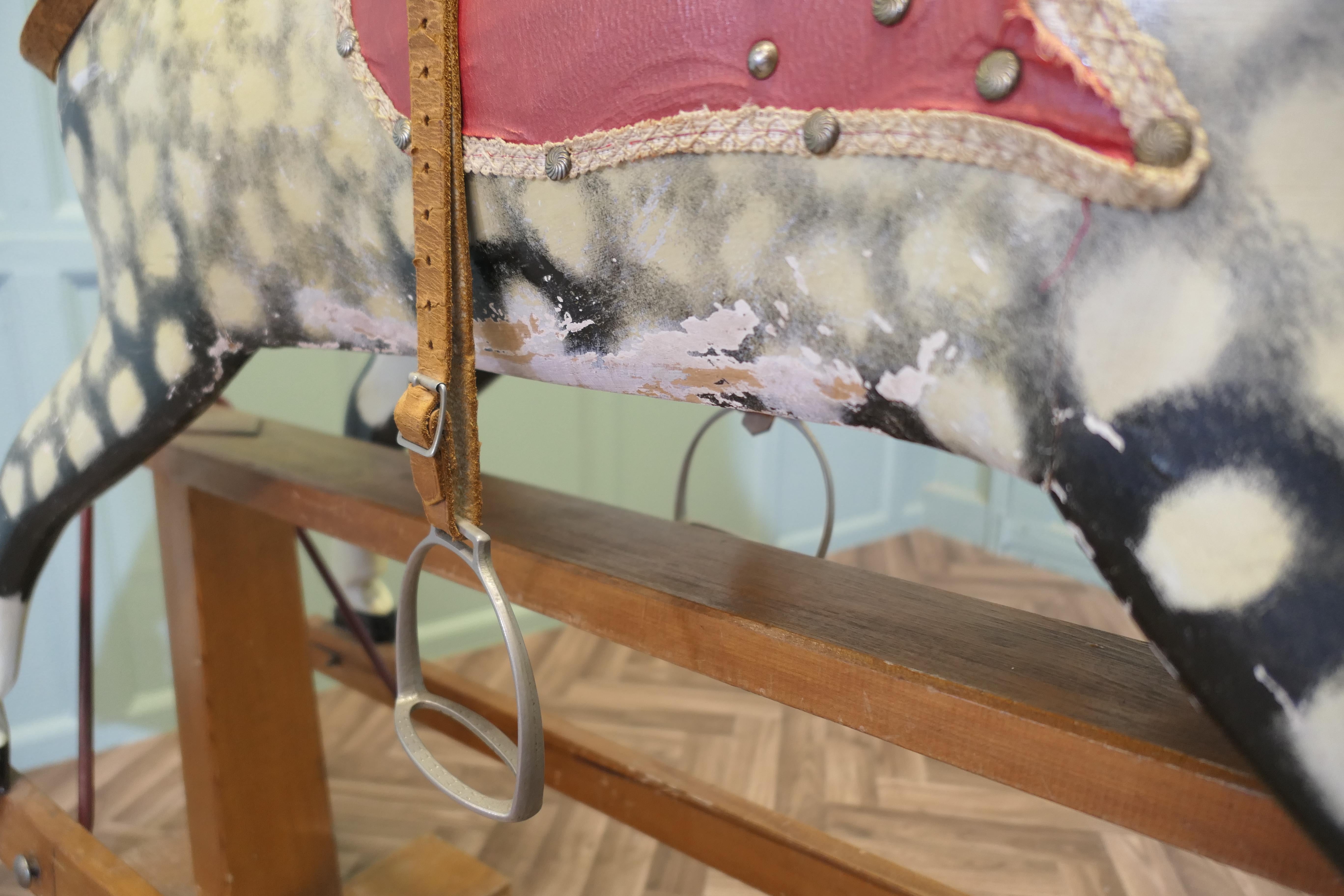 Caballo balancín Collinson de tamaño extragrande Un hermoso galopador gris rucio Madera en venta