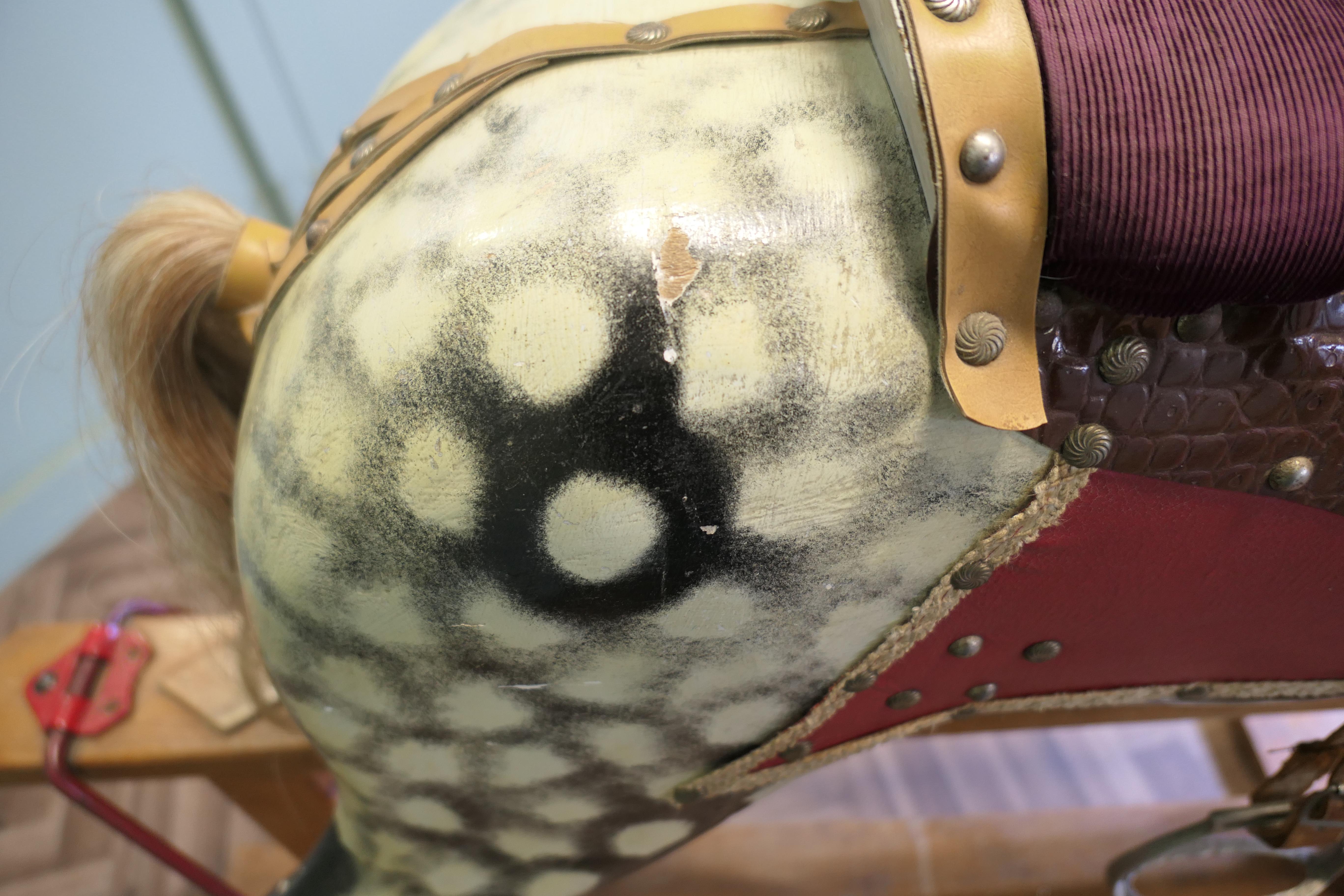 Caballo balancín Collinson de tamaño extragrande Un hermoso galopador gris rucio en venta 1