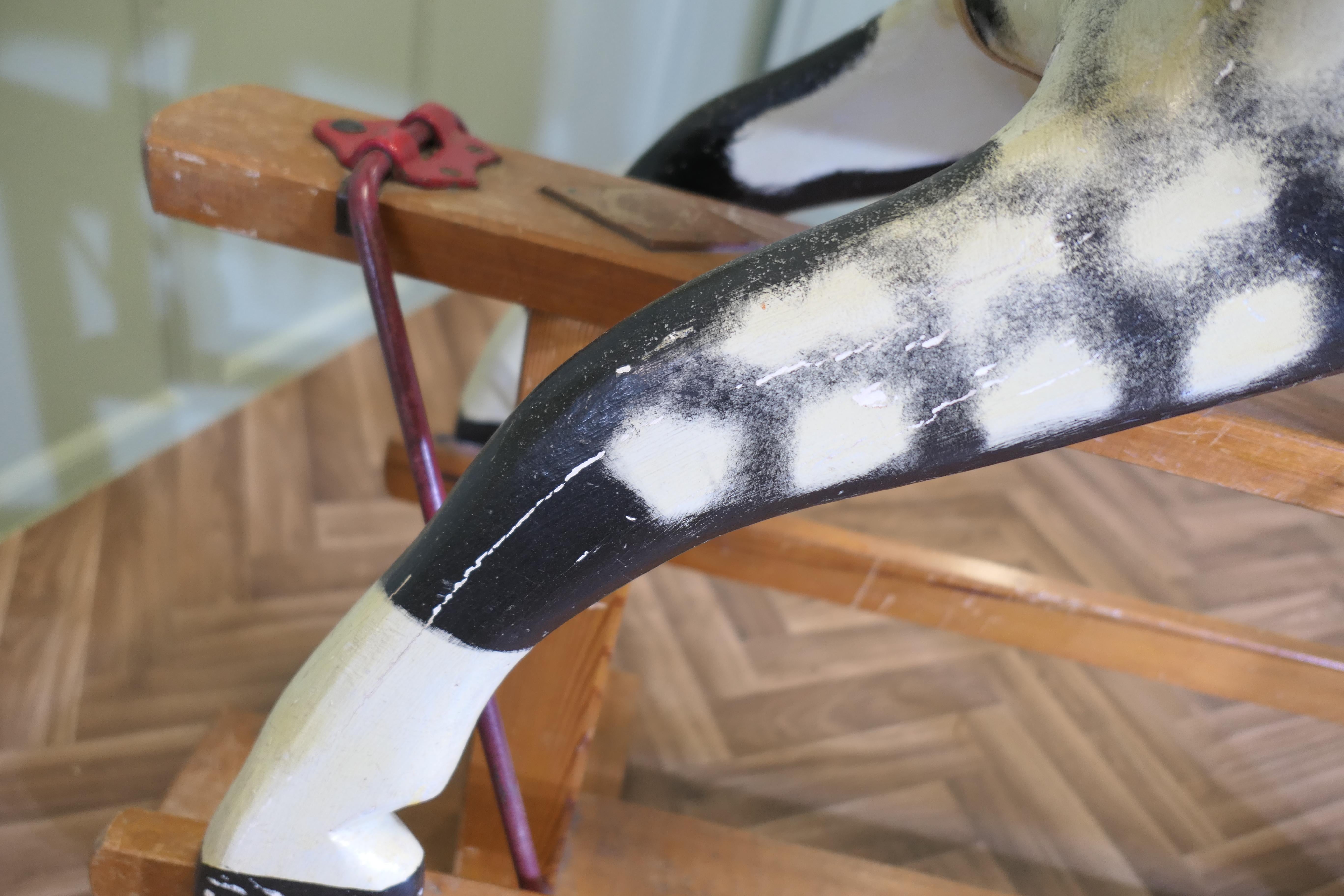 Caballo balancín Collinson de tamaño extragrande Un hermoso galopador gris rucio en venta 3