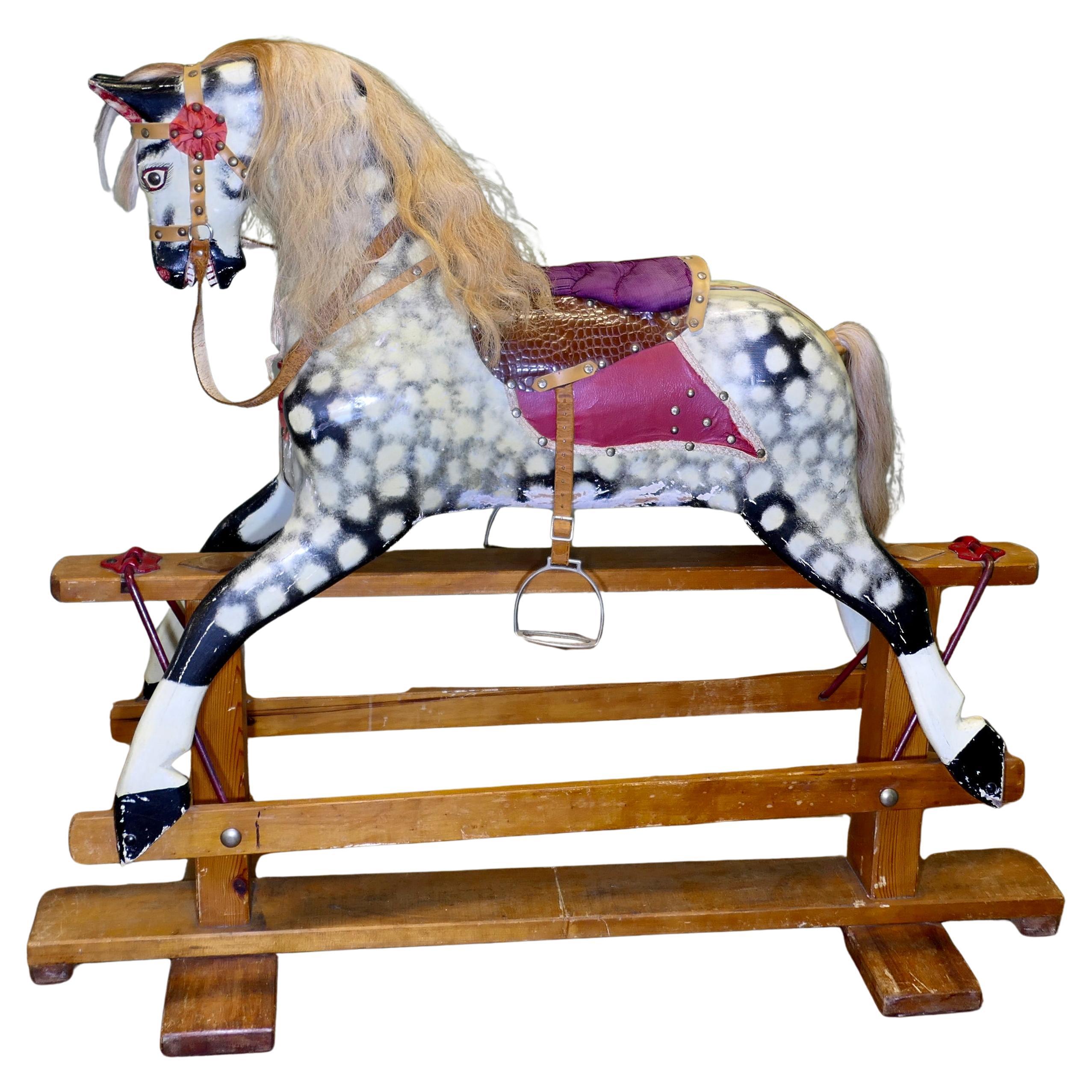 Caballo balancín Collinson de tamaño extragrande Un hermoso galopador gris rucio en venta