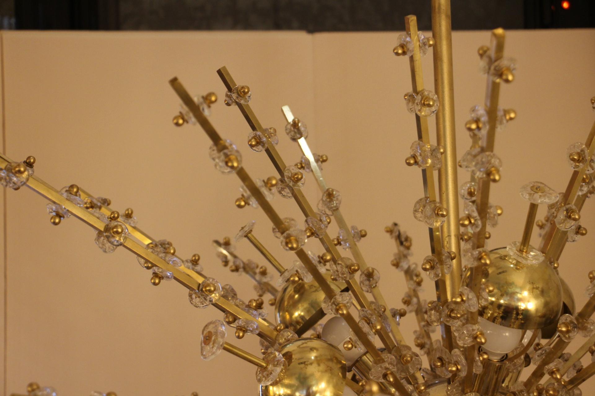 Lustre Spoutnik extra large en laiton et fleurs en cristal transparent en vente 3