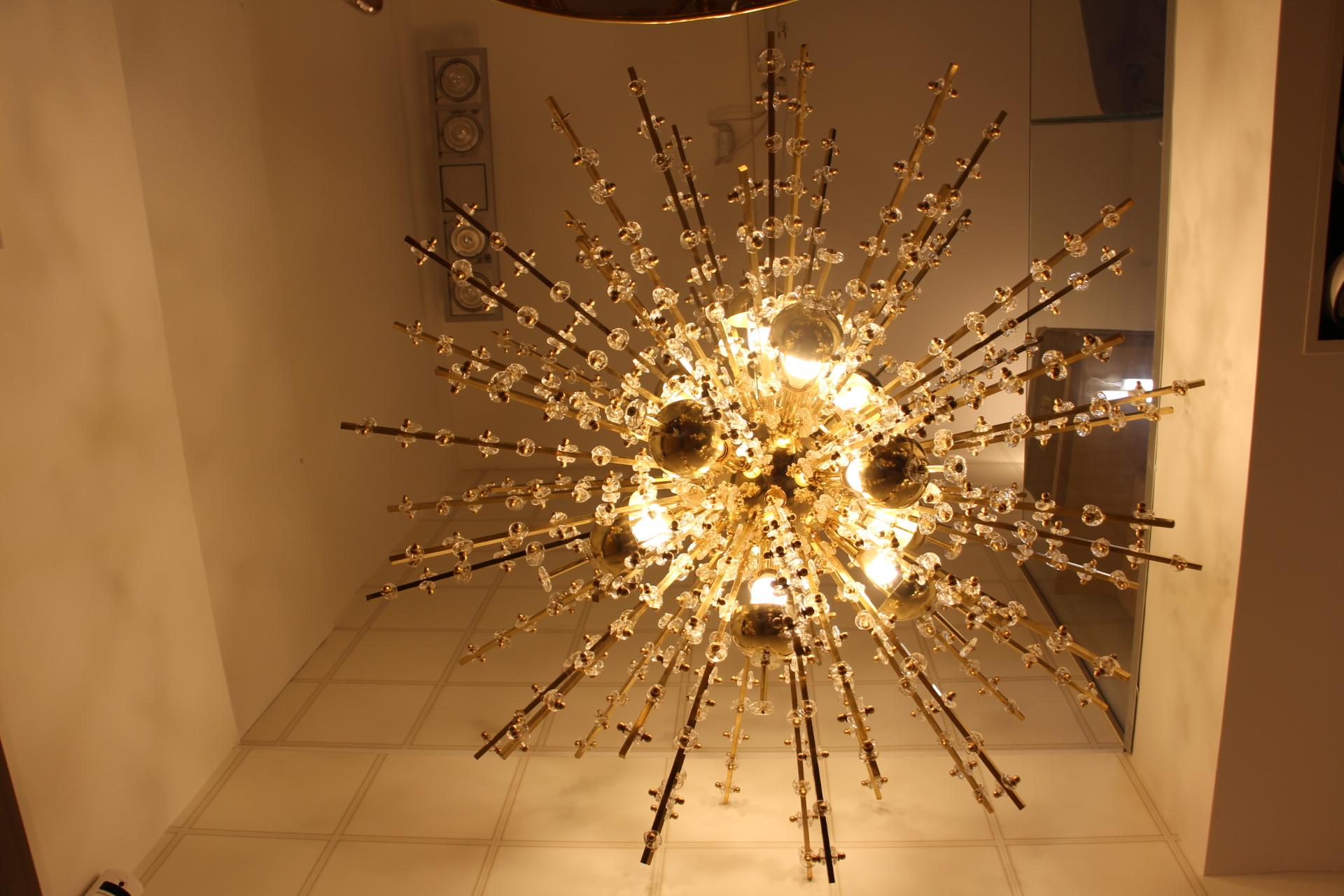 Extra großer Sputnik-Kronleuchter aus Messing und Blumen aus klarem Kristall im Angebot 6
