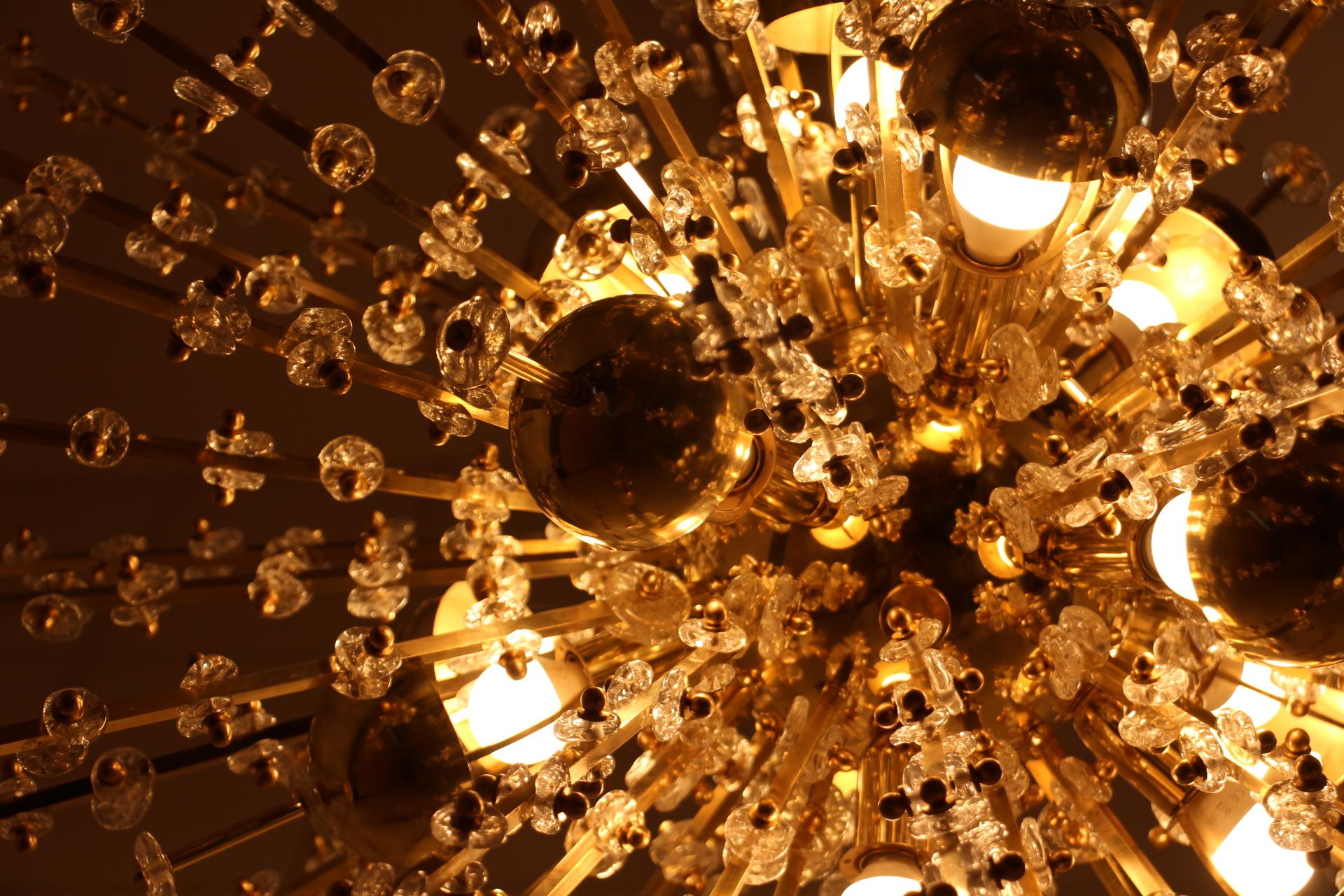 Lustre Spoutnik extra large en laiton et fleurs en cristal transparent en vente 7