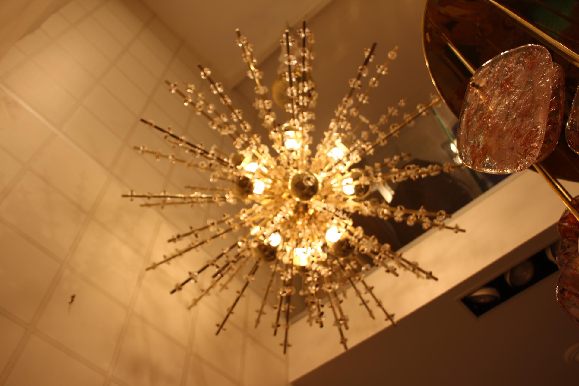 Lustre Spoutnik extra large en laiton et fleurs en cristal transparent en vente 9