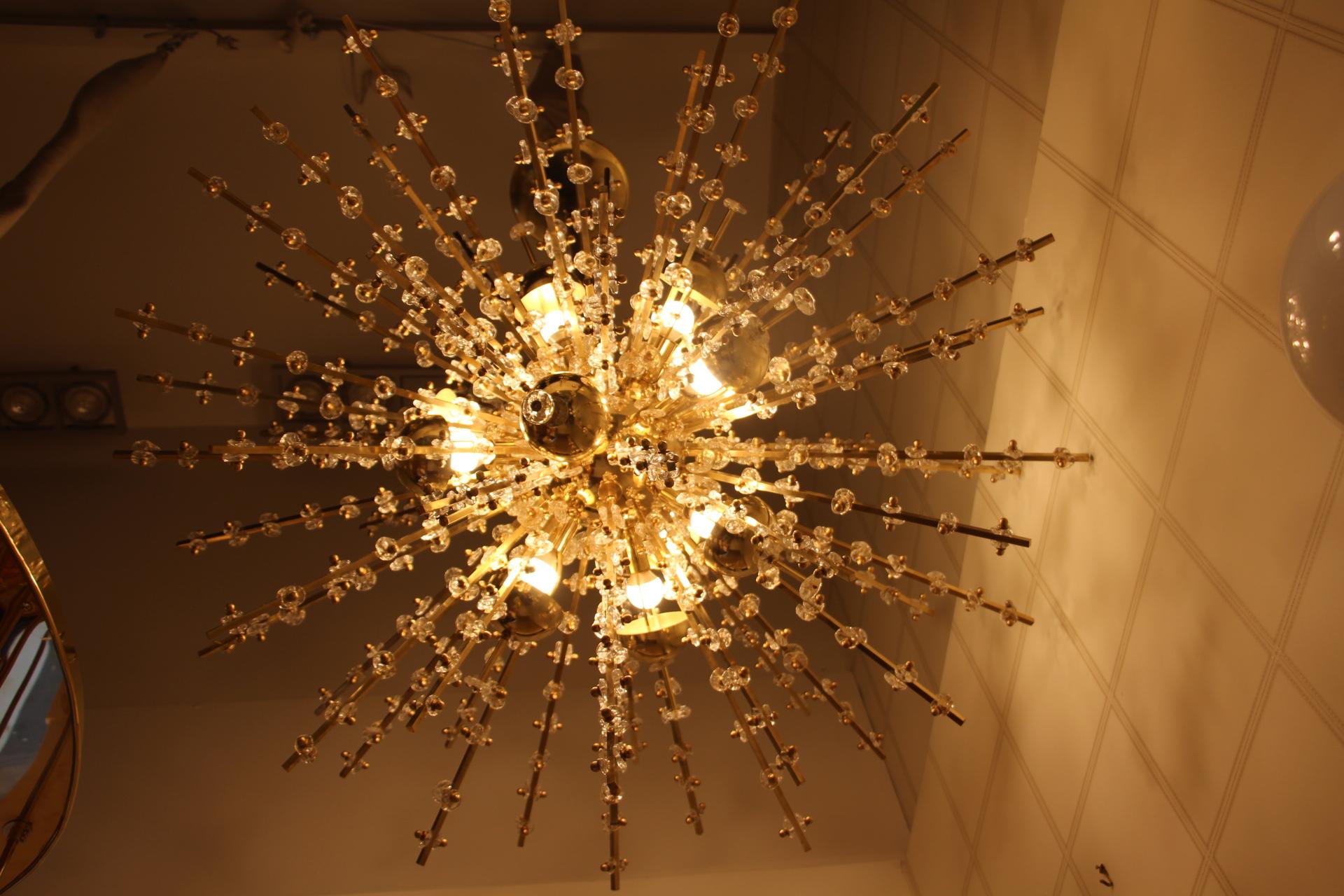 Lustre Spoutnik extra large en laiton et fleurs en cristal transparent en vente 10