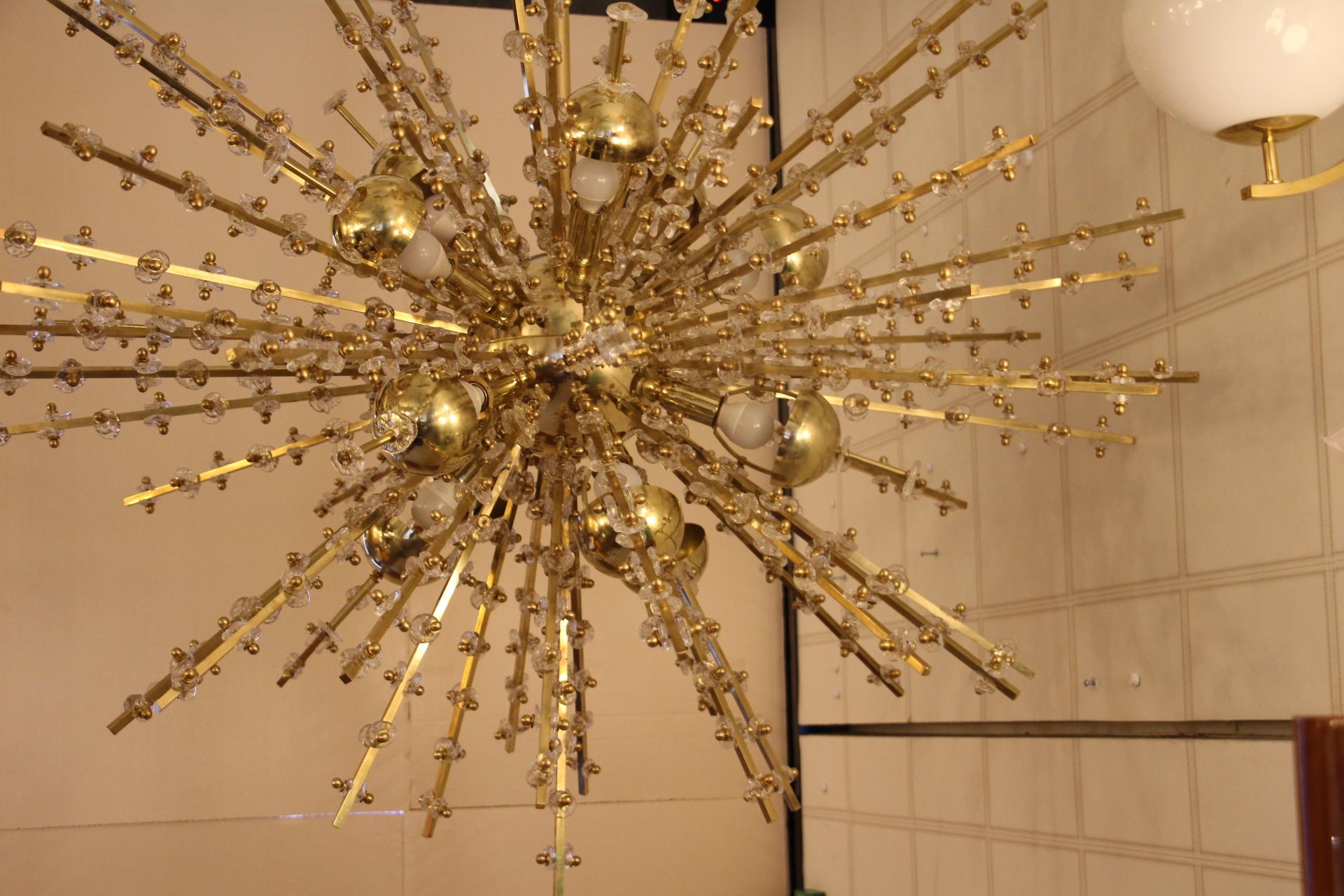 Mid-Century Modern Extra Large Sputnik Chandelier in Brass and Clear Crystal Flowers For Sale